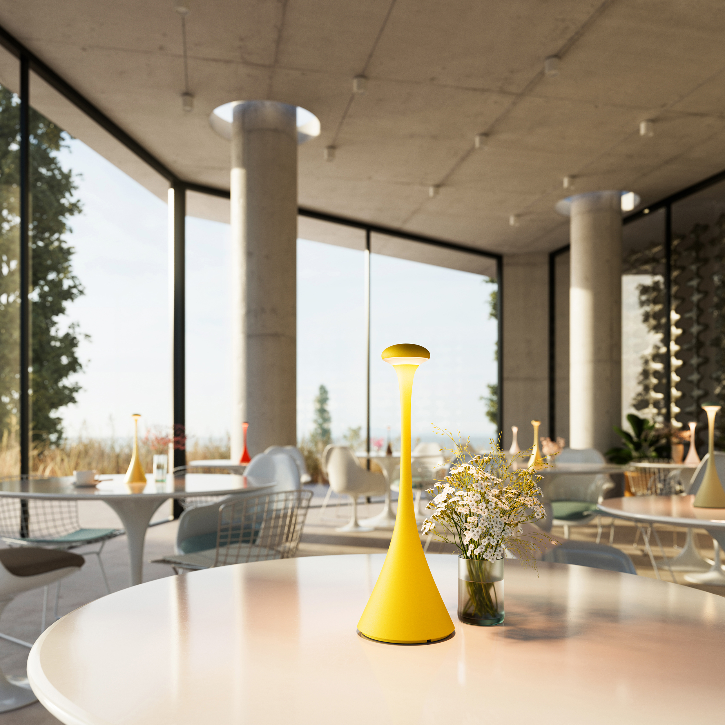 Moderne Restaurantszene. Gelbe Lampe auf einem Tisch mit Blumen und Aussicht.