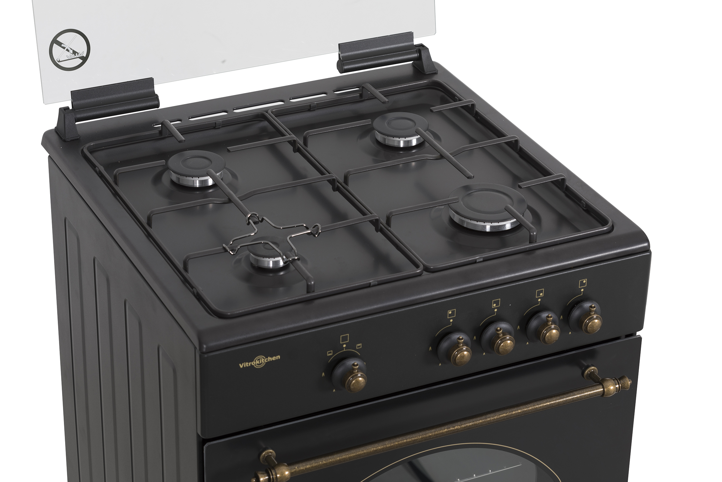 Una estufa de gas negra de cuatro quemadores con tapa de cristal, perillas de latón y puerta de horno.