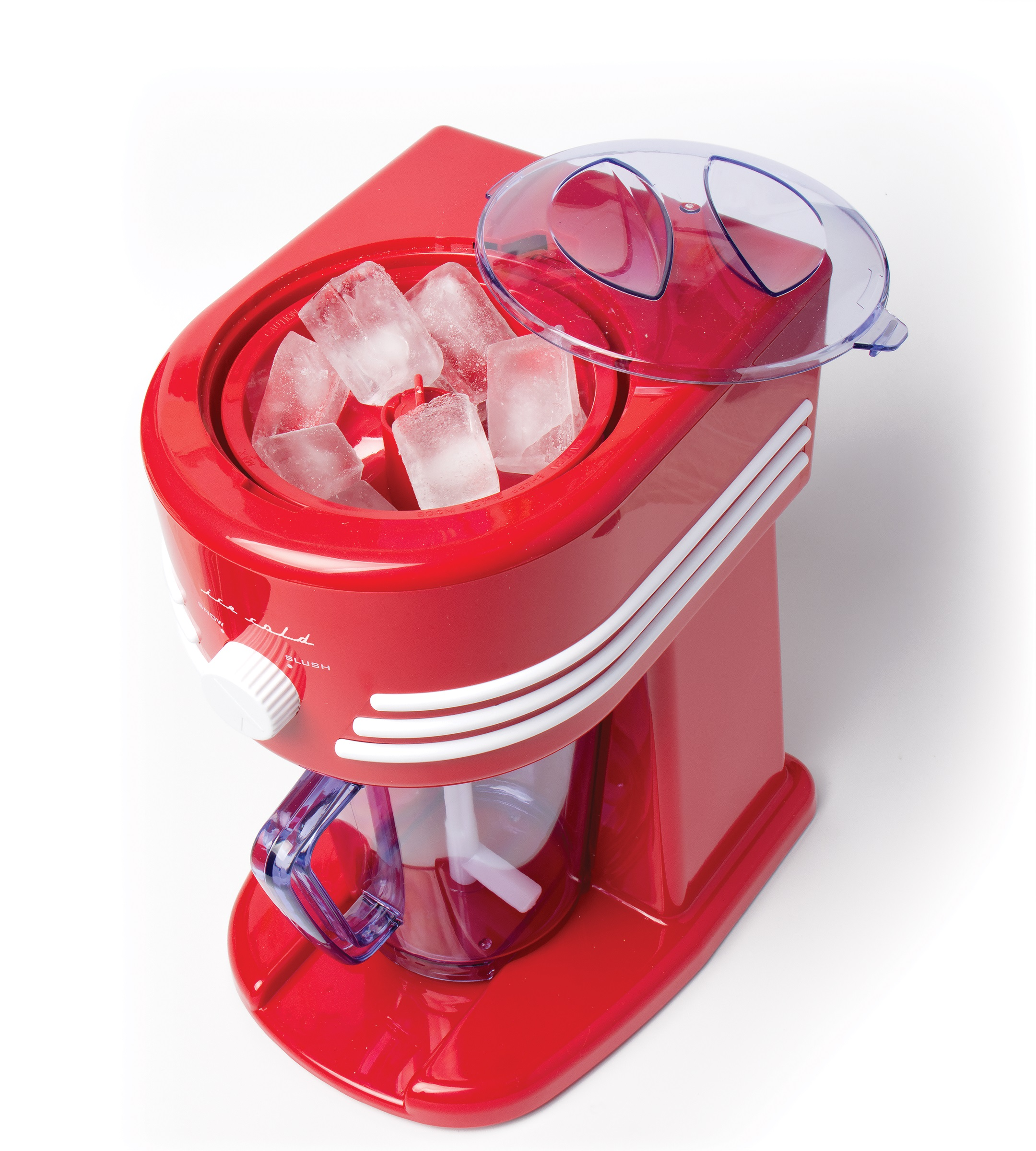 Ein roter Eisschaber mit Eiswürfeln im Inneren, oben offen. Klare Tasse darunter. Weißer Hintergrund.