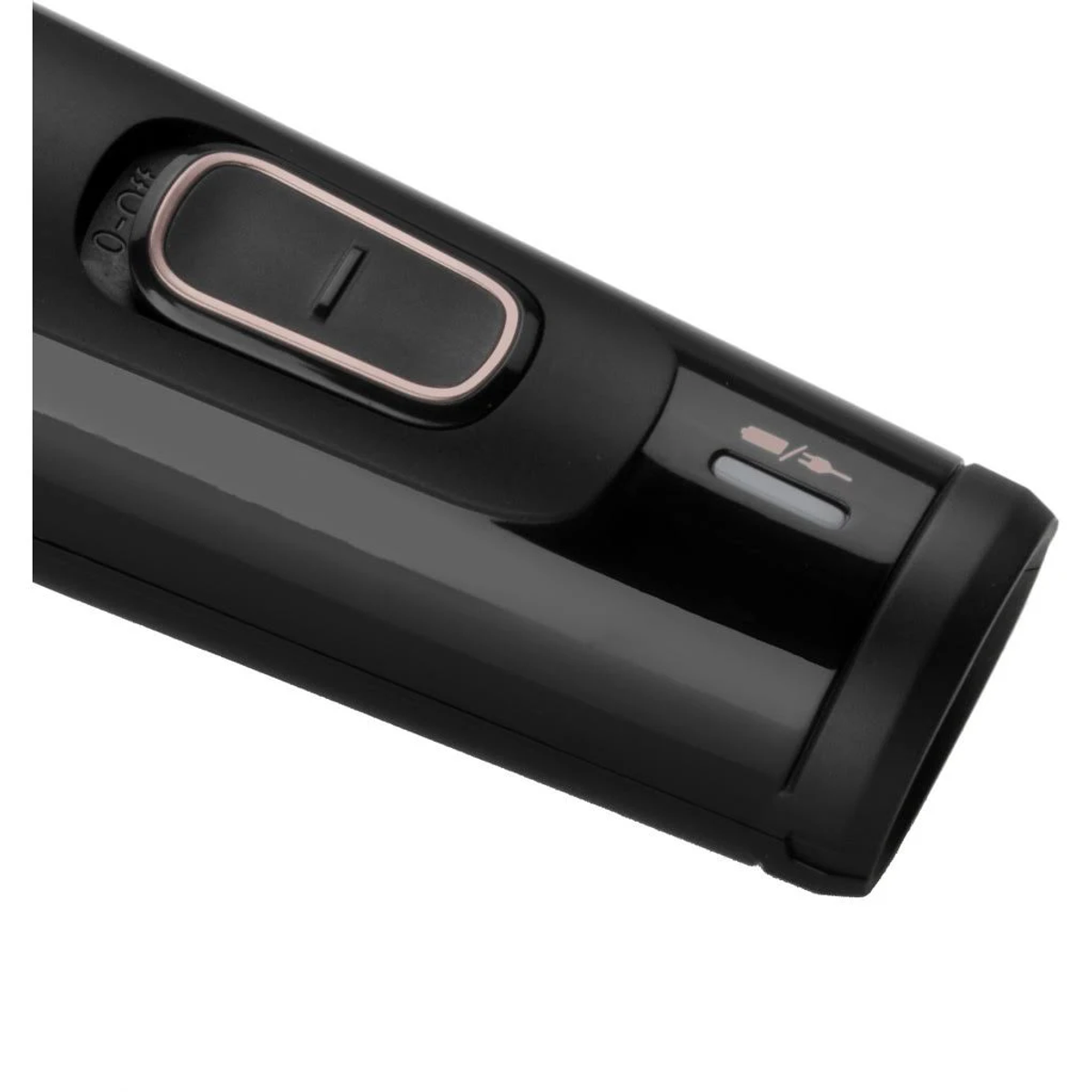Primer plano de un dispositivo negro con botón de encendido y un indicador de carga.