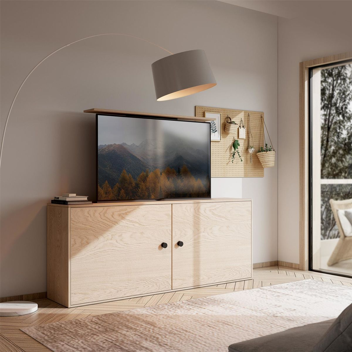 Woonkamer met een tv op een houten kast. Een lamp hangt boven de tv, raam.