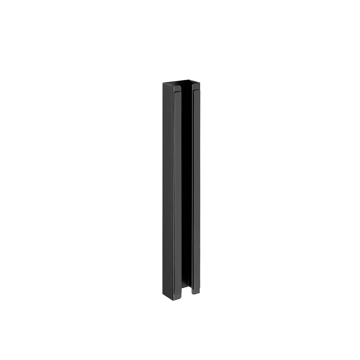 Una barra de metal negro con una ranura en forma de U. La barra es vertical. Fondo blanco.