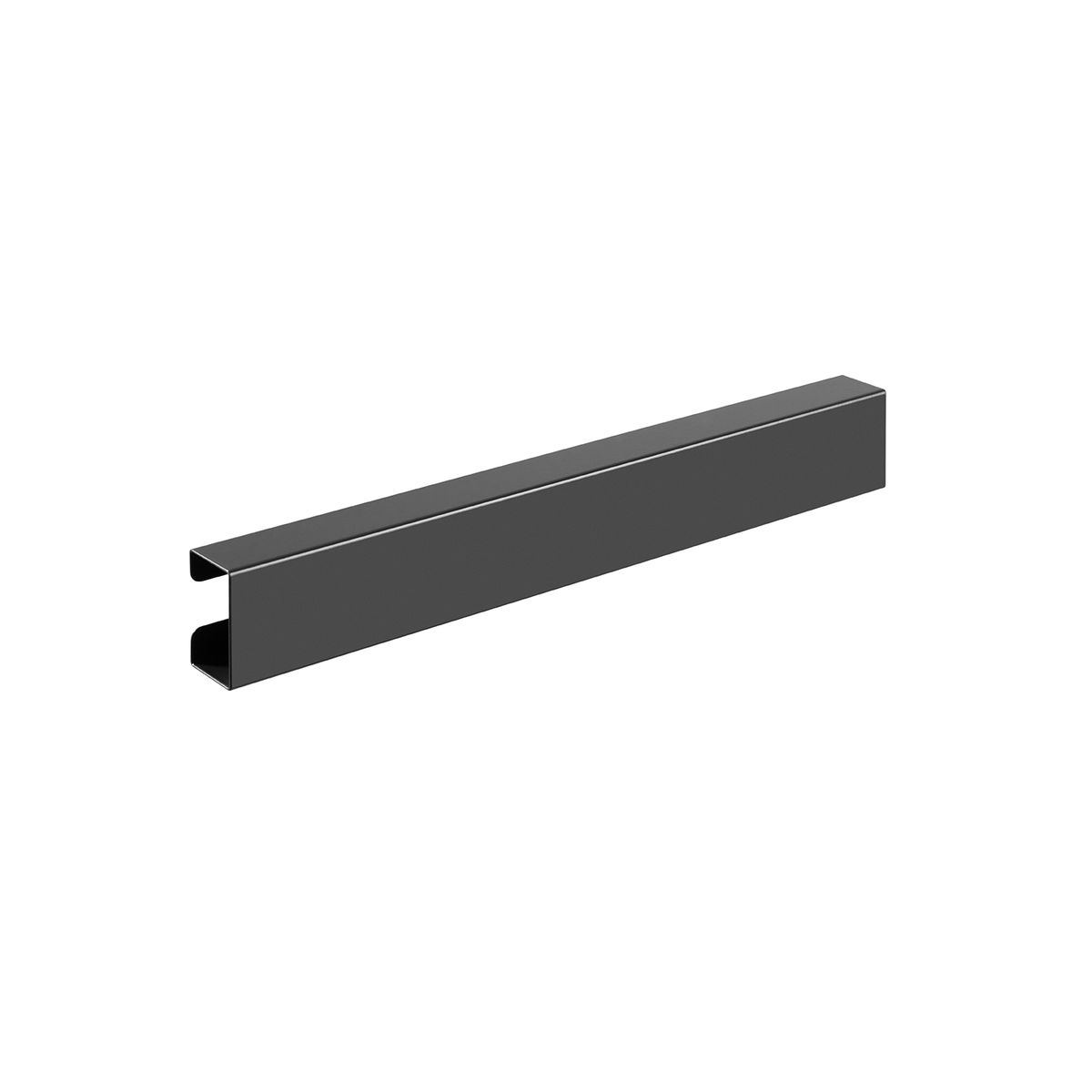 Un canal de metal negro. Pieza rectangular larga con sección transversal en forma de C. Fondo blanco.
