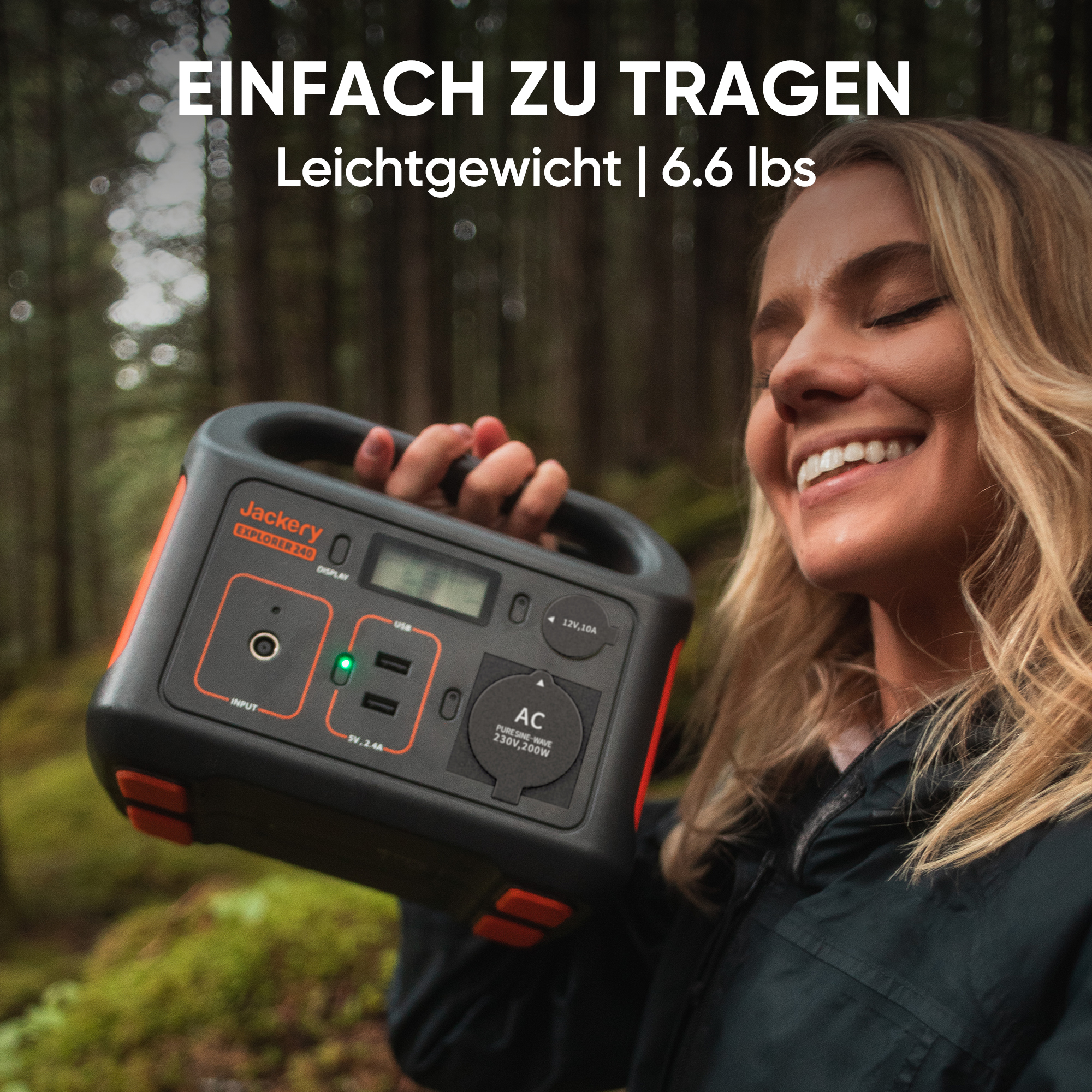 Een vrouw die een draagbaar energiecentrale in een bos vasthoudt.