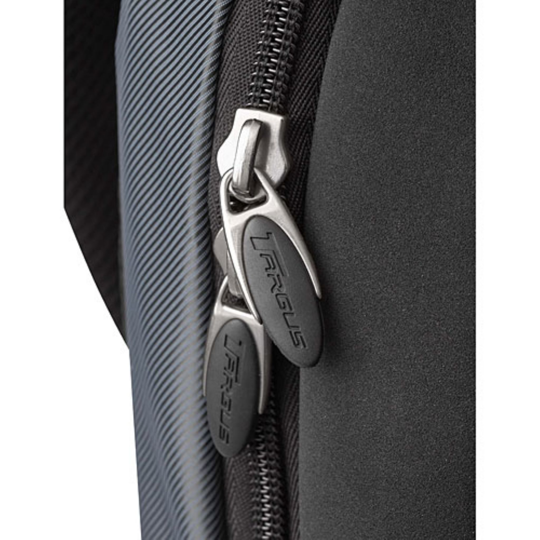 Zbliżenie czarnych i szarych zamków błyskawicznych z logo Targus na torbie.