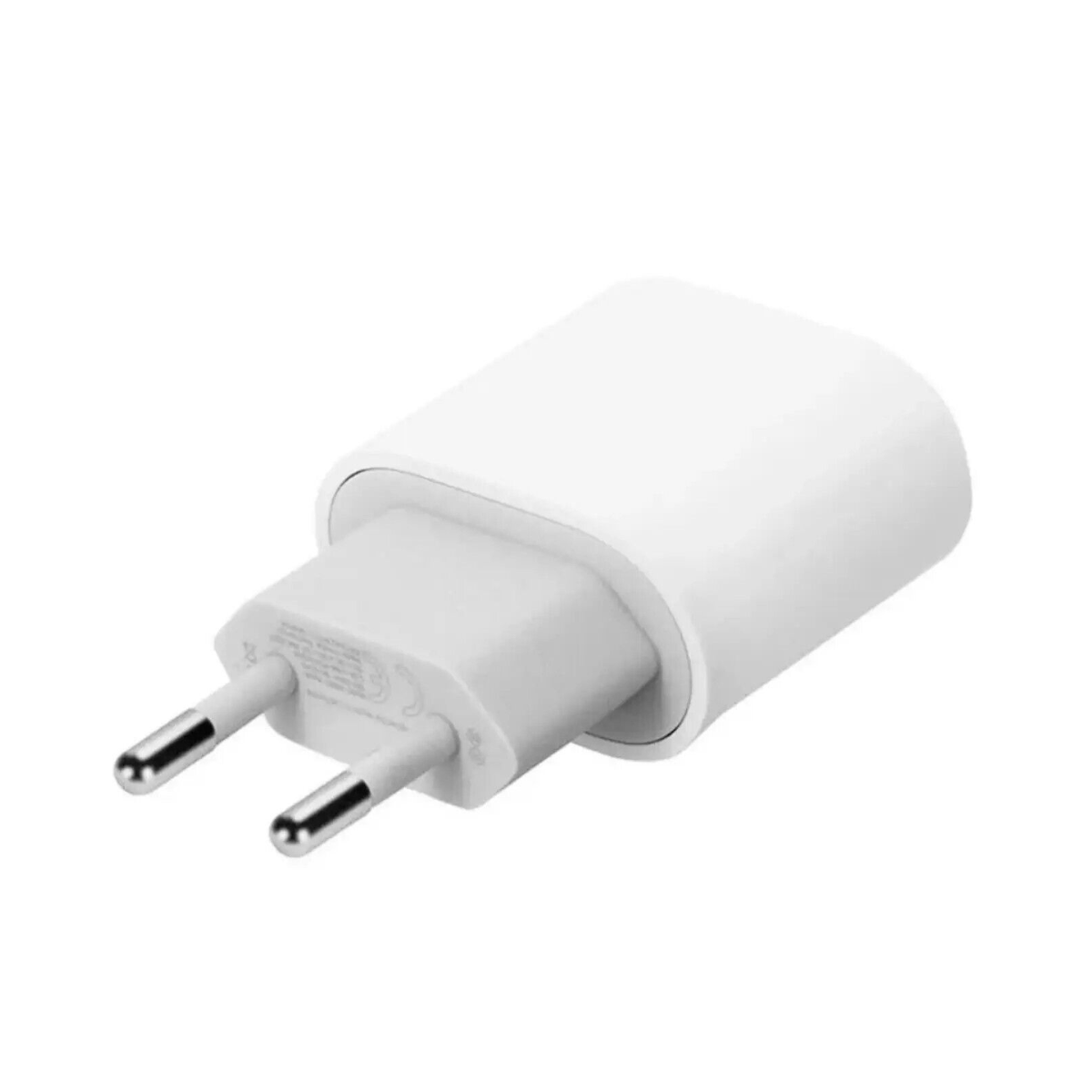 Weißes Apple-Ladegerät mit silbernen Stiften, Winkelansicht, auf weißem Hintergrund.