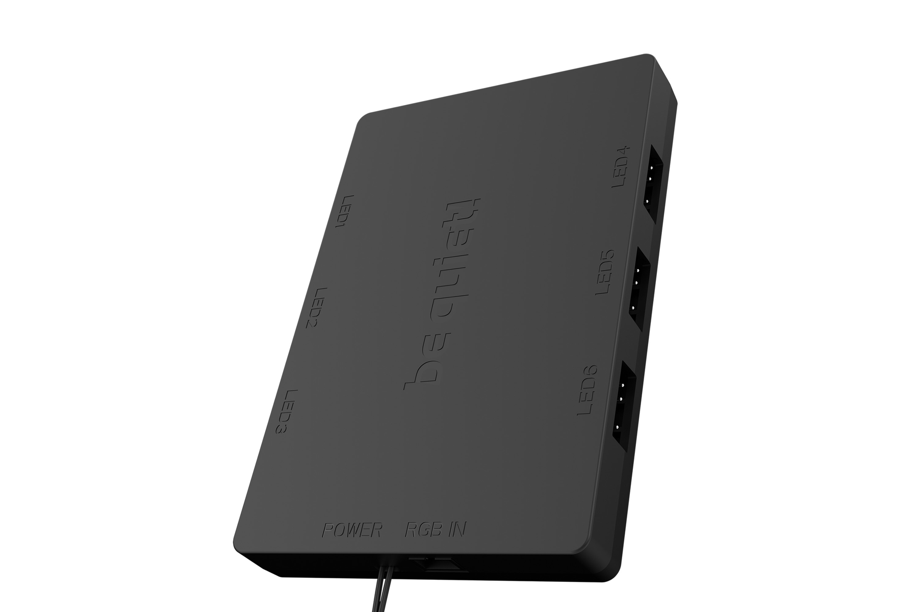 Czarne urządzenie z portami LED, wejściem zasilania i logo be quiet!.