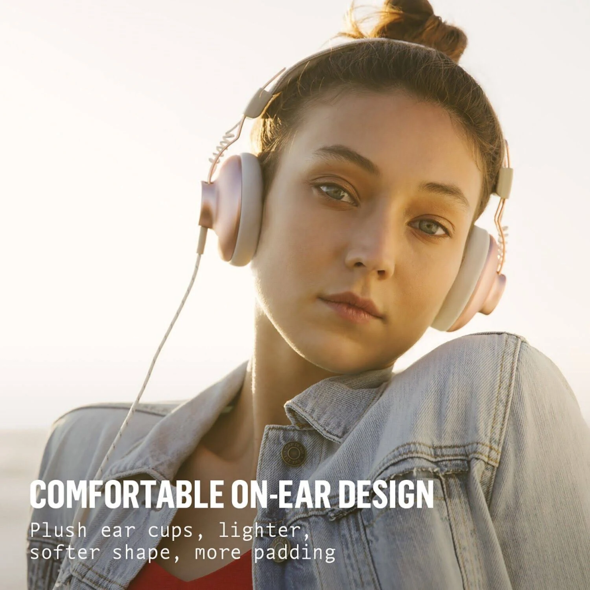 Eine junge Frau mit Kopfhörern, die in die Kamera schaut. Text: 'bequemes On-Ear-Design'.