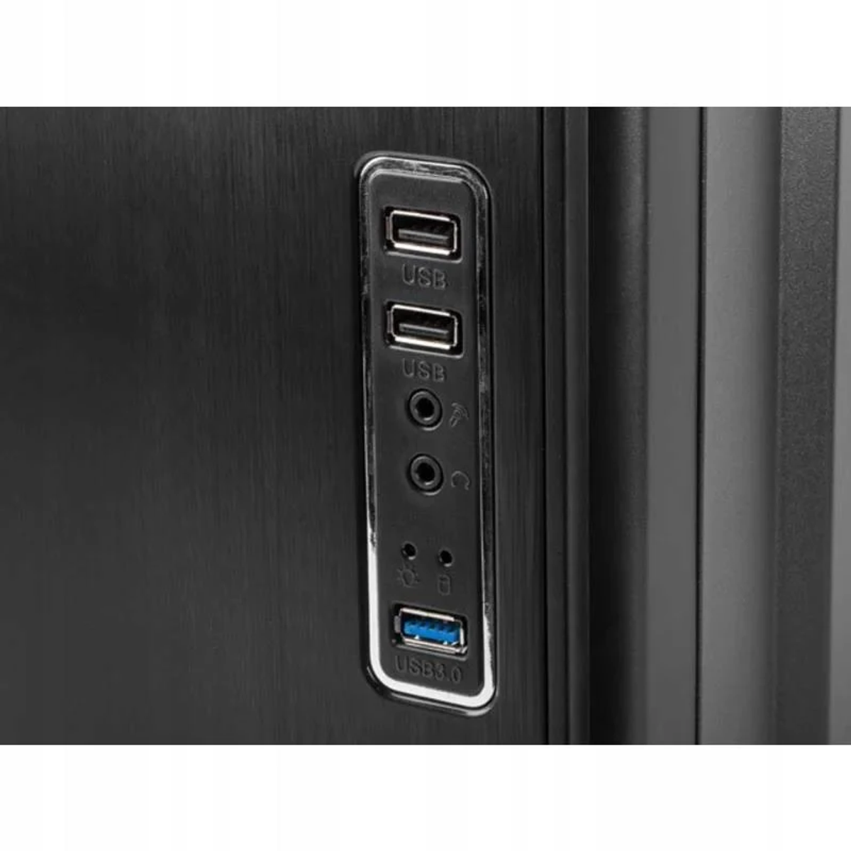 Zbliżenie czarnej obudowy komputera z portami USB i audio. Port USB 3.0 jest podświetlony.