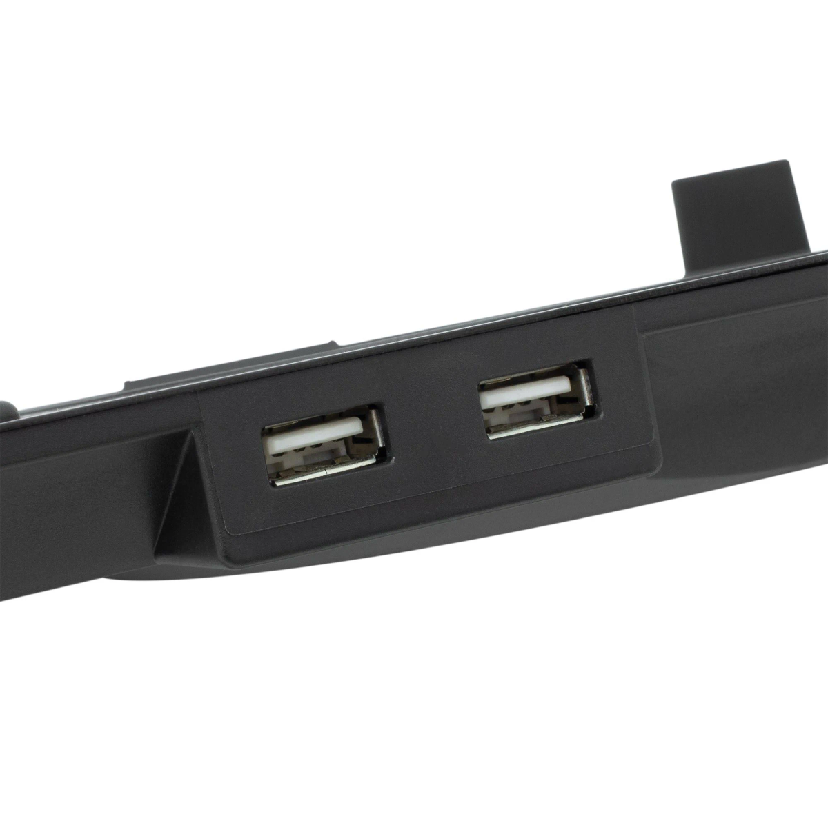 Nahaufnahme von zwei USB-Anschlüssen an einem schwarzen elektronischen Gerät.
