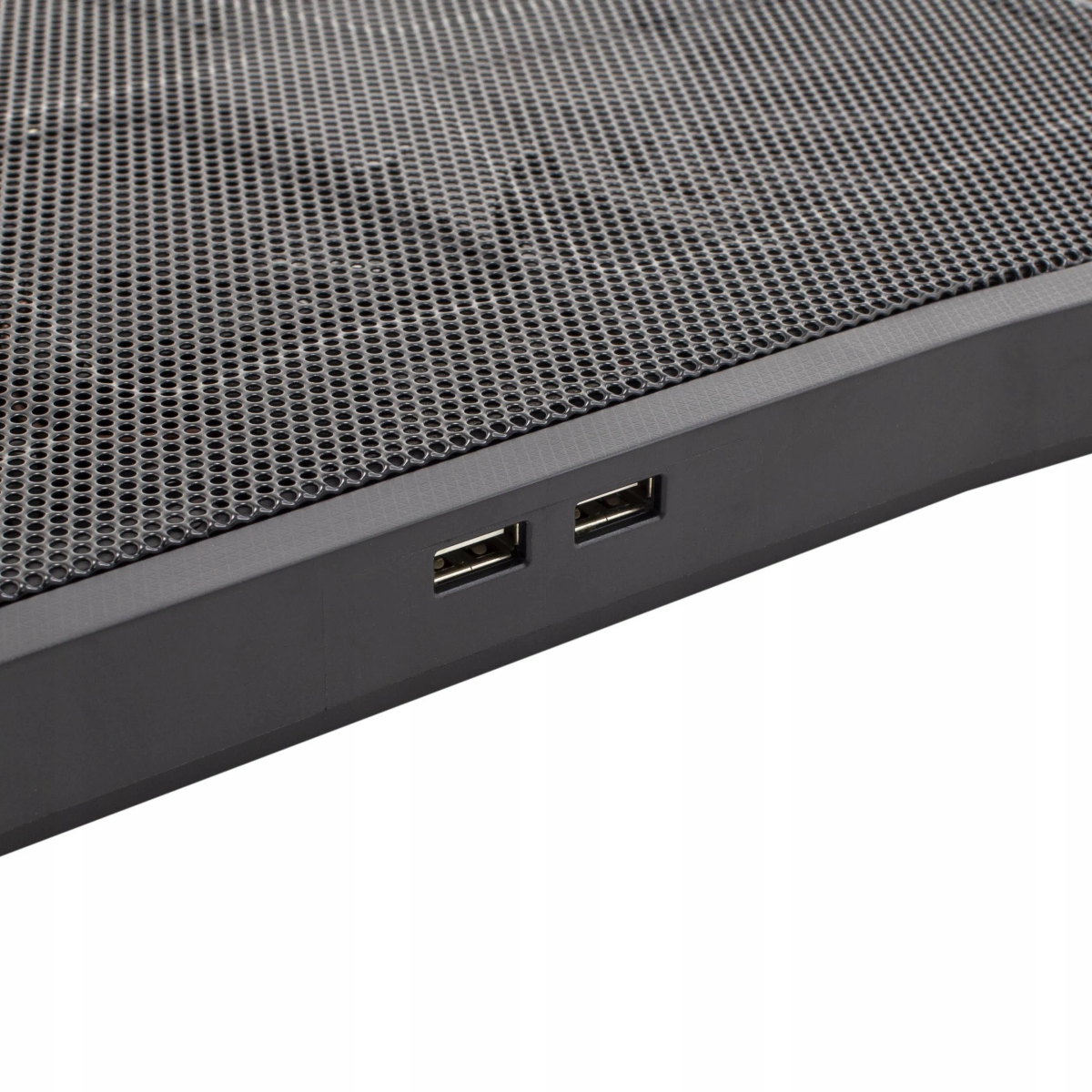 Nahaufnahme eines schwarzen Geräts mit zwei USB-Anschlüssen.