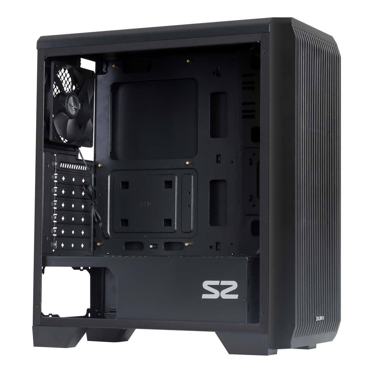 Ein schwarzes Computergehäuse mit offener Seite. Ein Lüfter ist innen sichtbar, und das Logo befindet sich vorne.