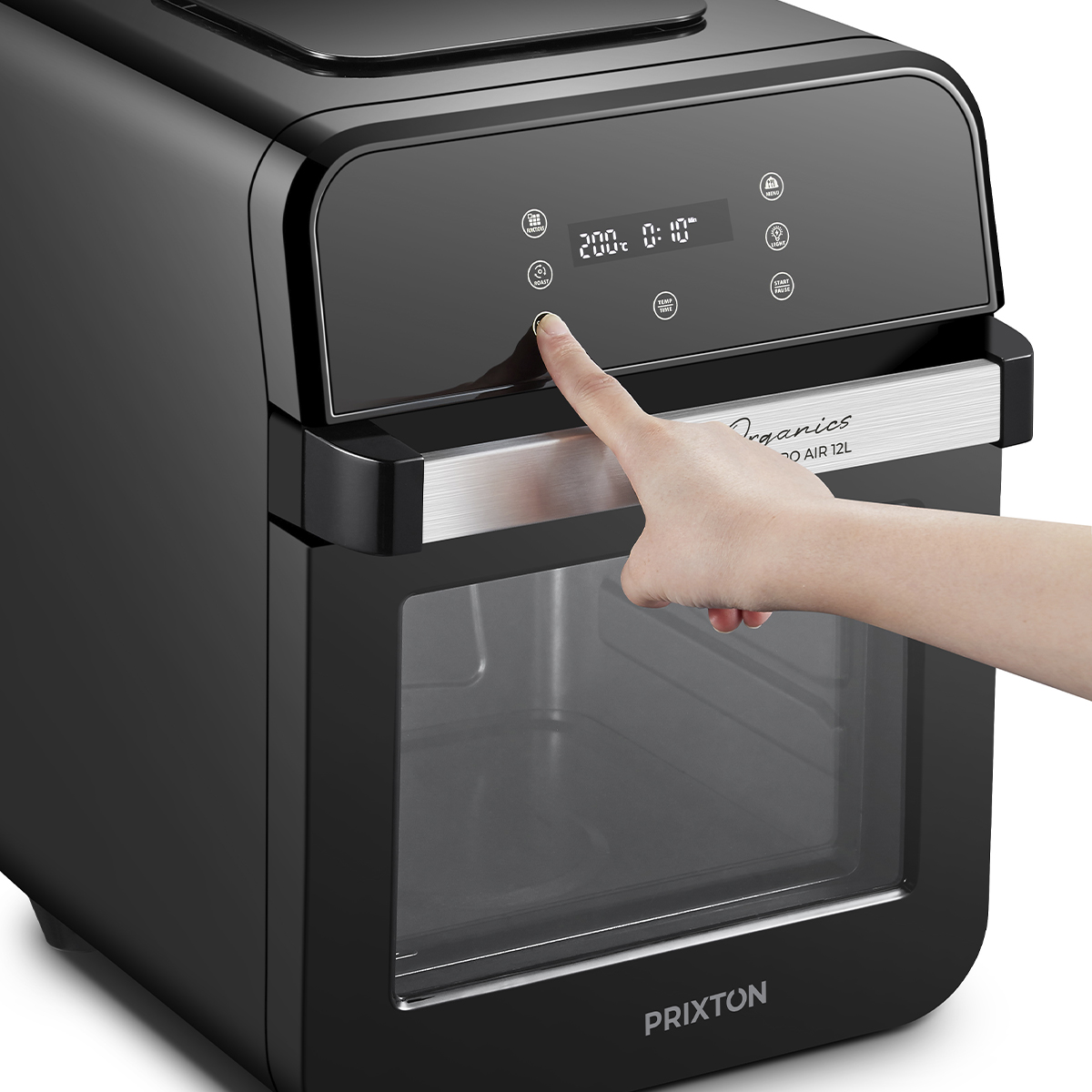 Una mano preme un pulsante su una friggitrice ad aria nera. Display digitale visibile, che mostra le impostazioni.