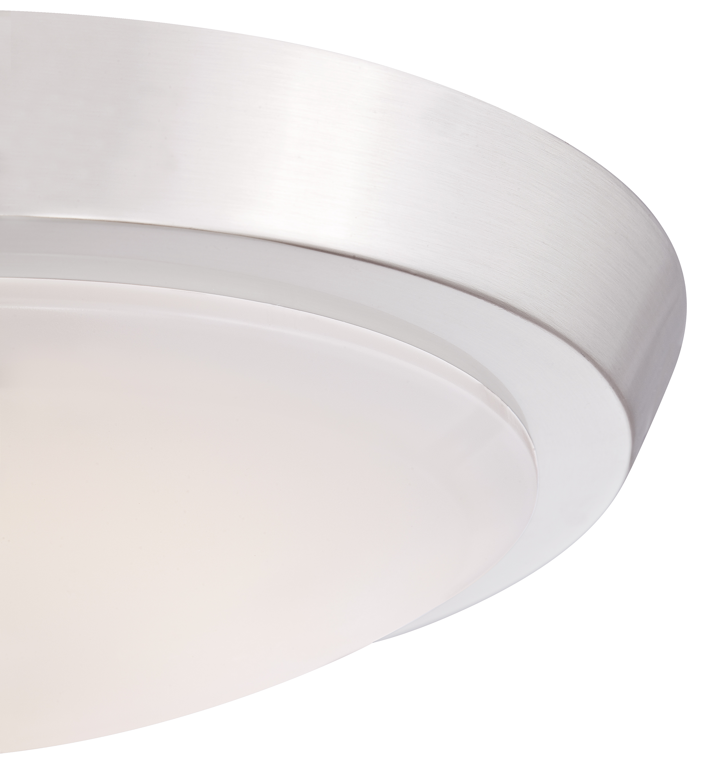 Nahaufnahme einer silbernen Deckenleuchte. Sie hat ein abgerundetes Design und eine weiße, diffuse Lichtplatte.