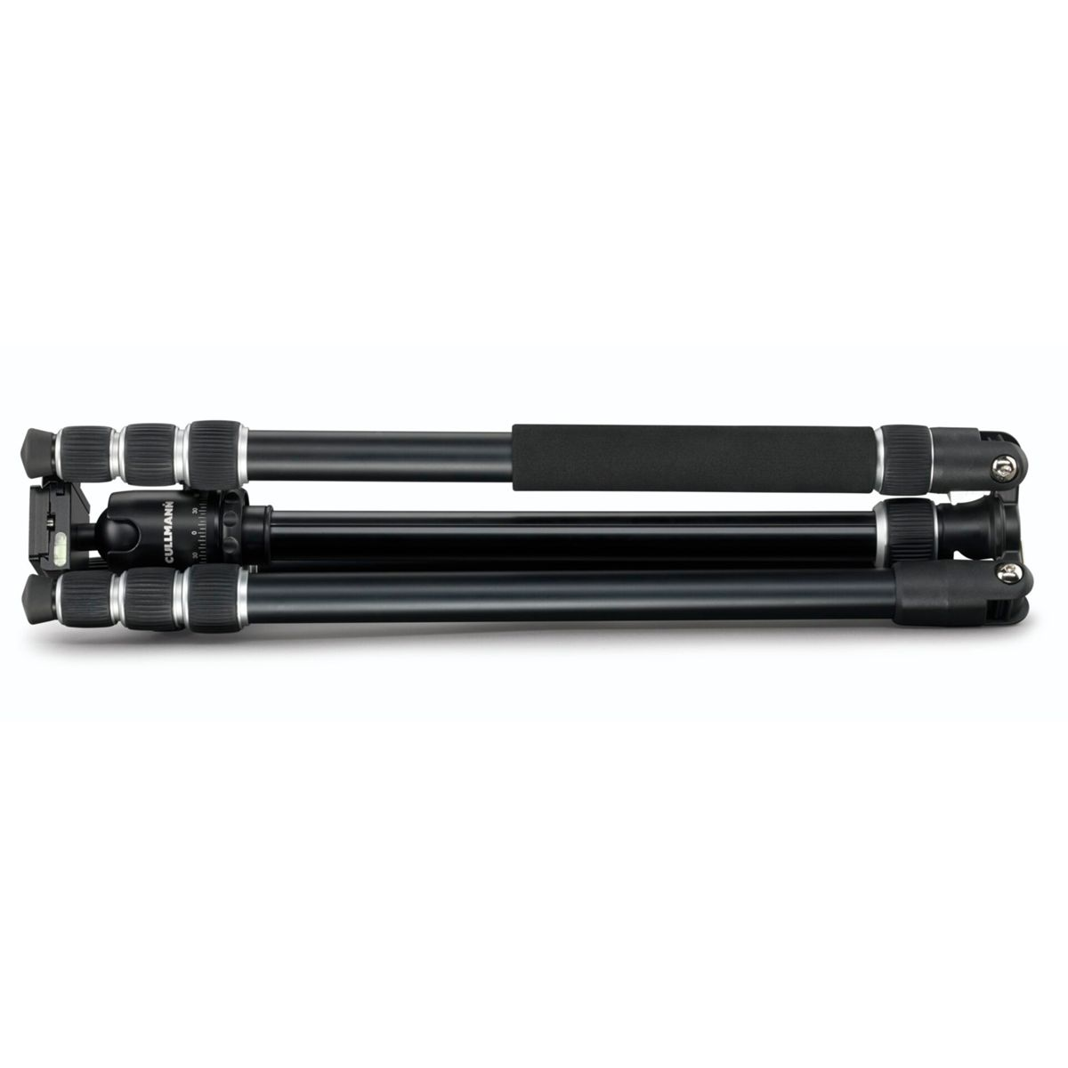 Un trípode Cullmann negro plegado, listo para viajar o almacenar.