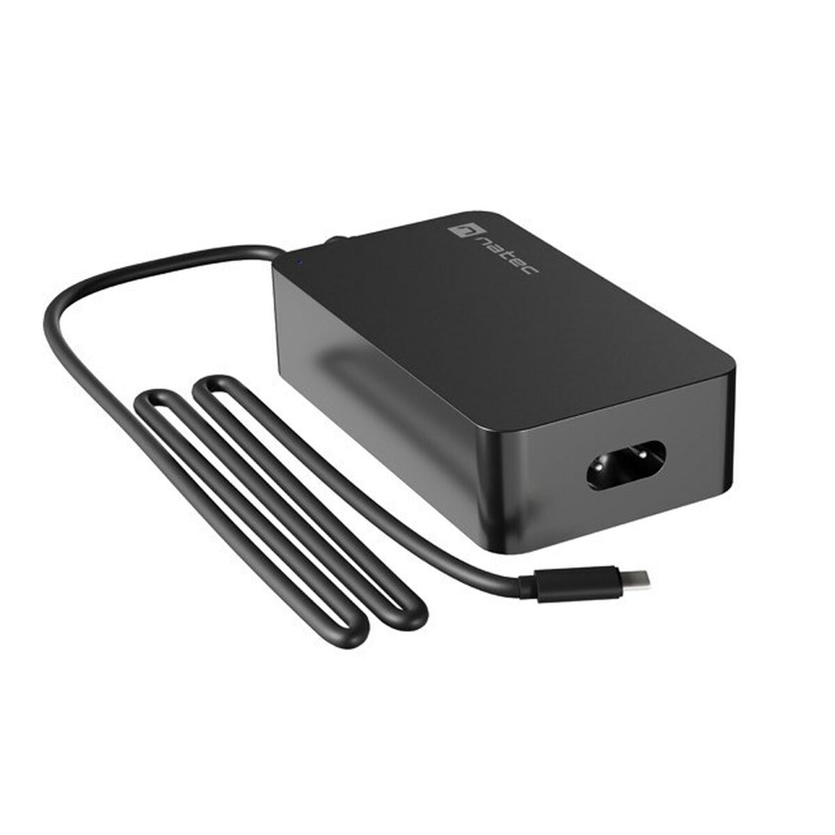 Ein schwarzes Netzteil mit Kabel und USB-C-Anschluss, vor weißem Hintergrund.