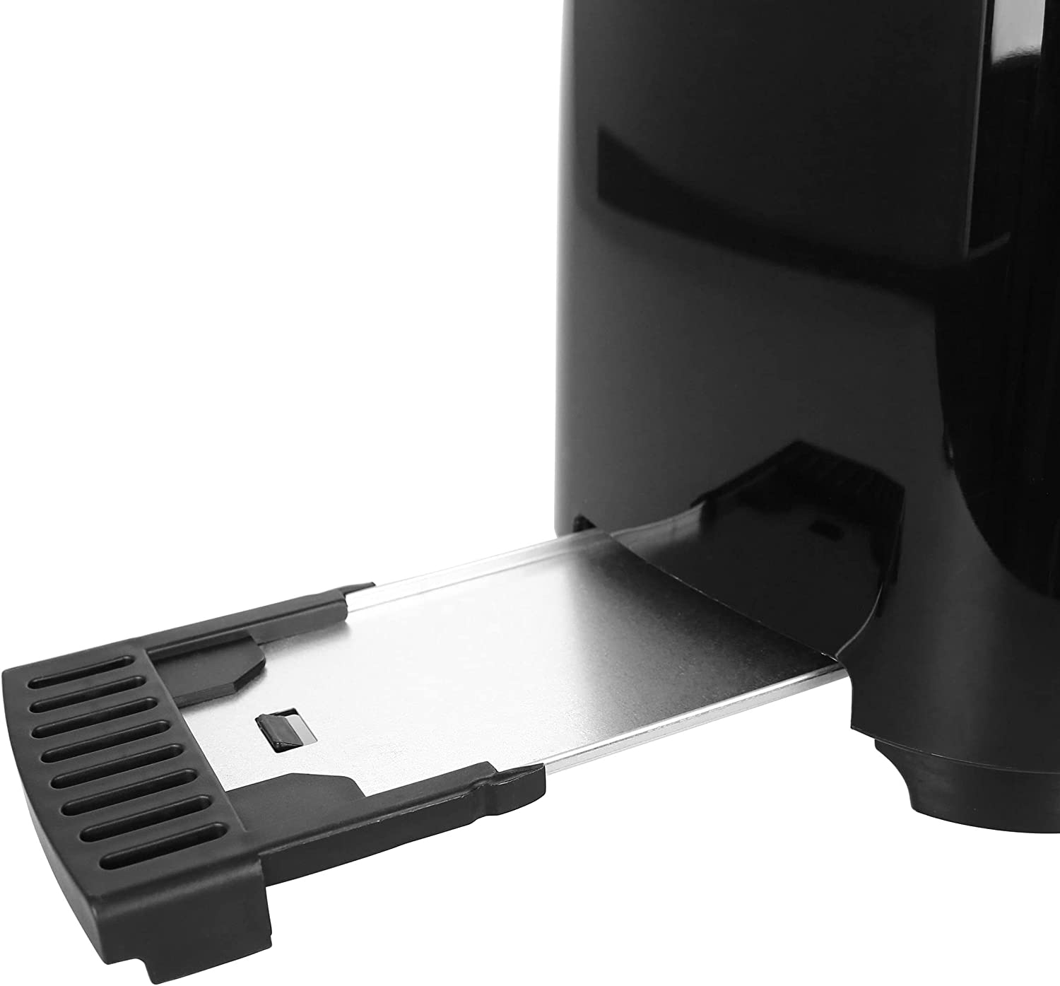 Eine Krümelschublade eines schwarzen Toasters mit Brotresten.
