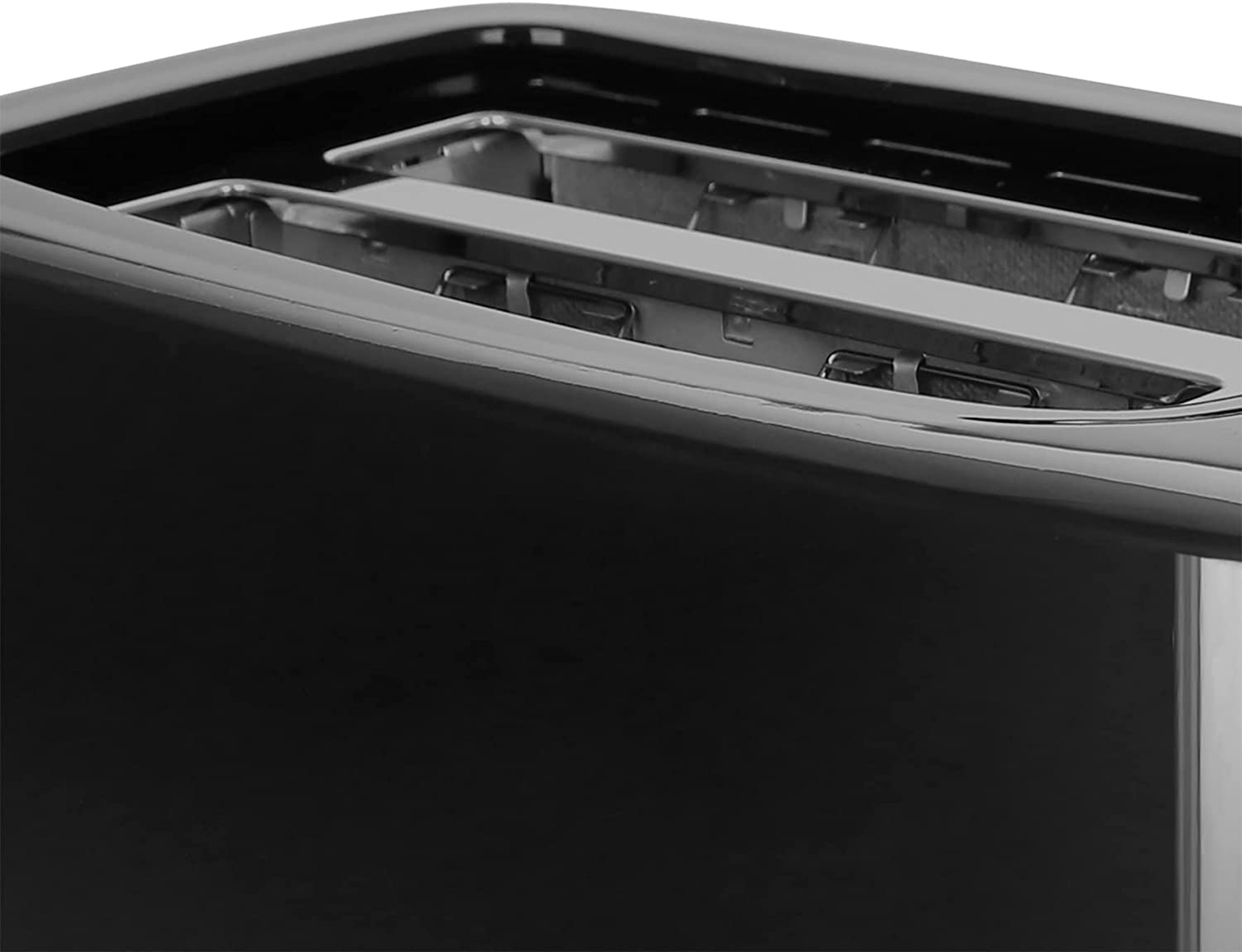 Nahaufnahme eines schwarzen Toasters. Zwei Schlitze sind sichtbar. Der Innenraum ist metallisch.