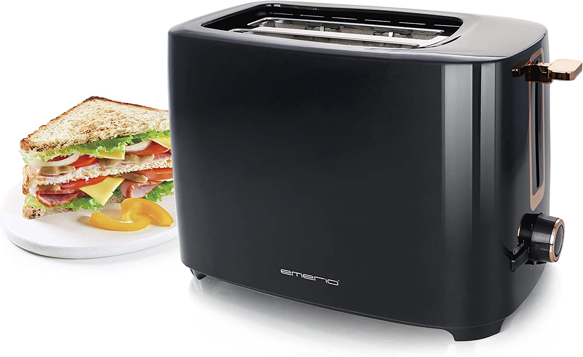 Schwarzer Toaster mit einem Sandwich und geschnittenem Gemüse. Der Toaster hat einen goldfarbenen Hebel.