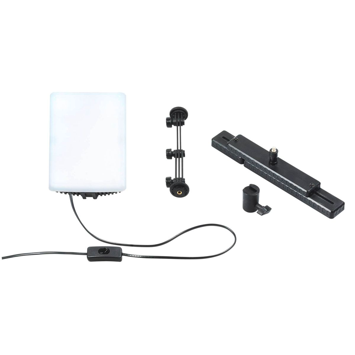 Ein Licht-Setup. Eine zylindrische Leuchte, eine schwarze Halterung, weitere Komponenten, isoliert auf Weiß.