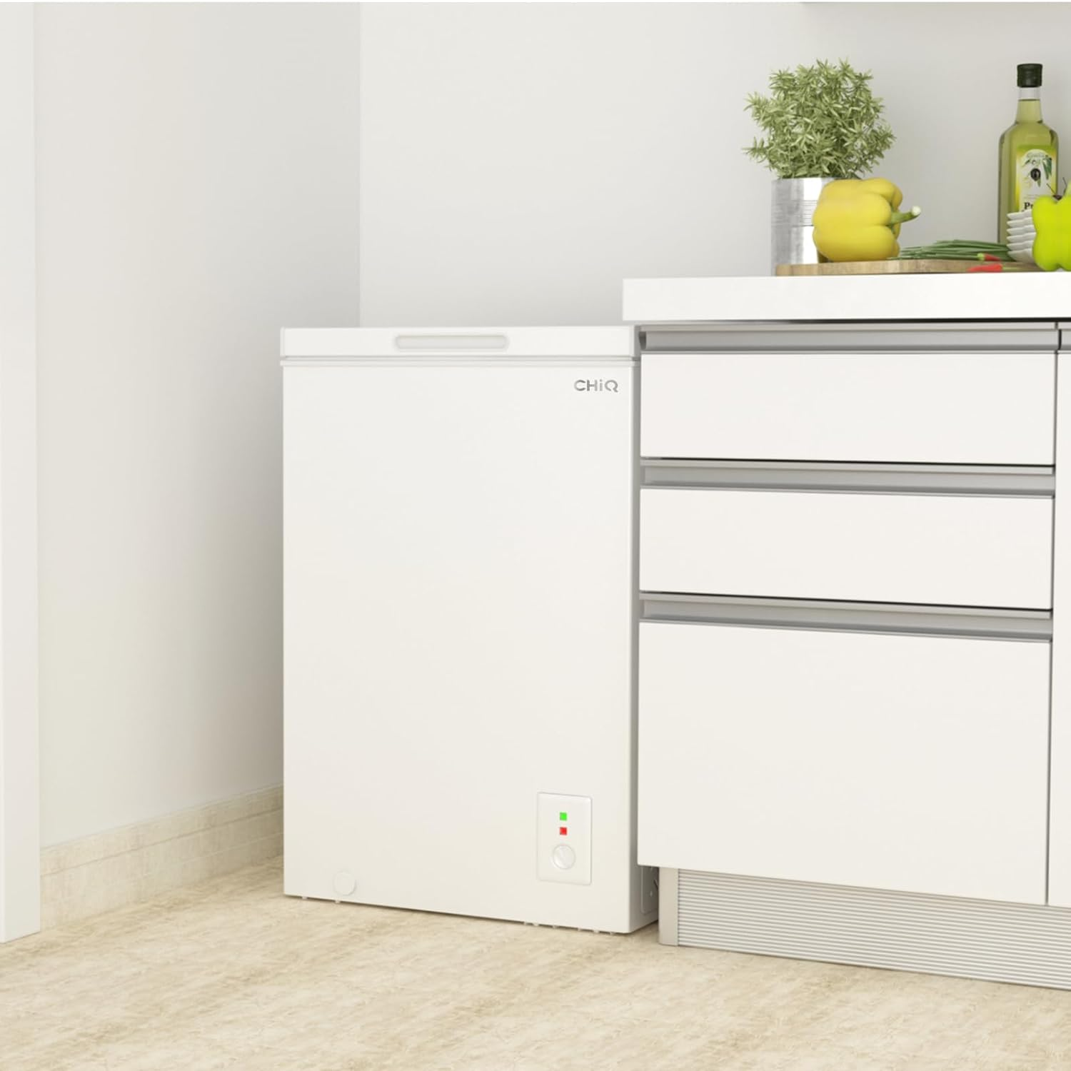 Weißer CHIQ-Gefrierschrank mit Schubladen und Küchentheke.