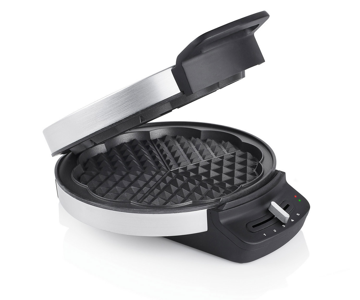 Waffeleisen geöffnet, zeigt die Waffelformen. Das Waffeleisen ist schwarz und silber.