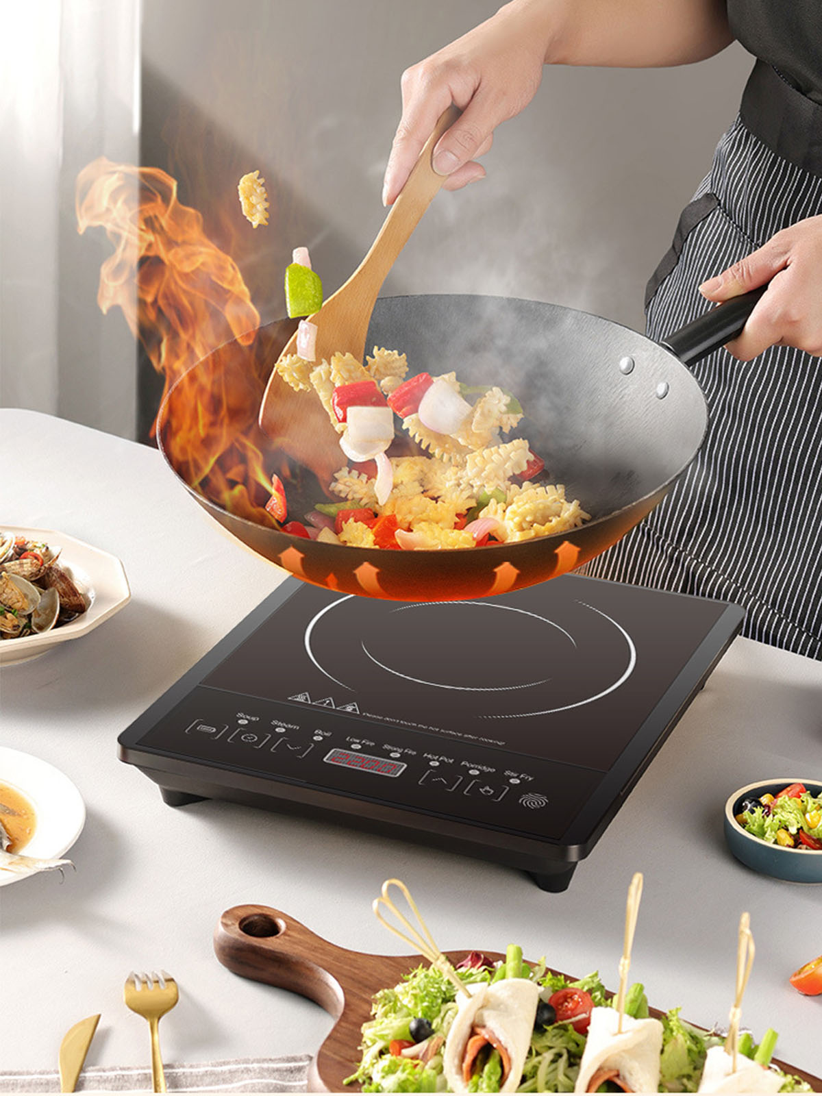 Person kocht, wirft Essen in einem Wok auf einem Herd. Flammen schlagen aus, Essen sind Nudeln und Gemüse.