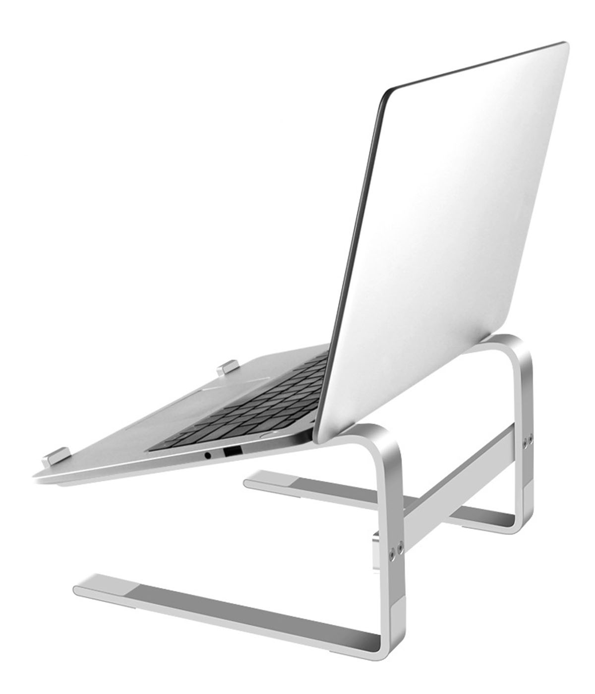 Ein silberner Laptop steht auf einem silbernen, angewinkelten Ständer vor weißem Hintergrund.