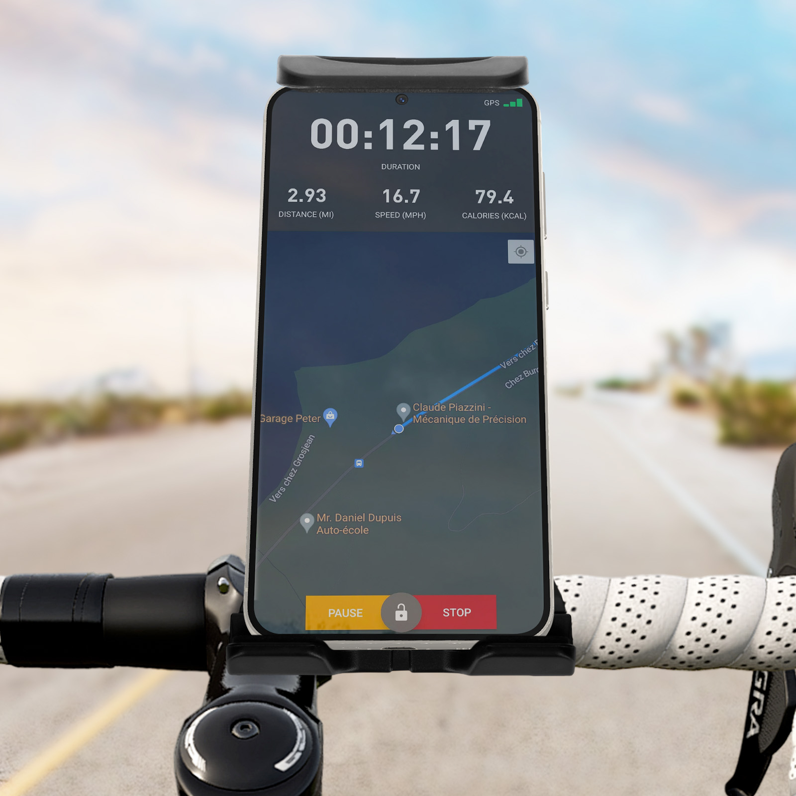 Smartphone montato sul manubrio di una bicicletta che mostra un'app di navigazione.