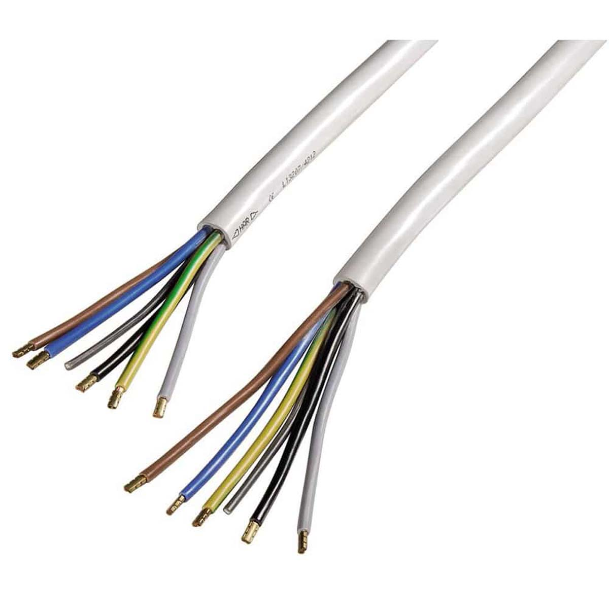 Zwei weiße Elektrokabel mit farbigen Drähten, die von den Enden ausgehen, sind vor weißem Hintergrund zu sehen.