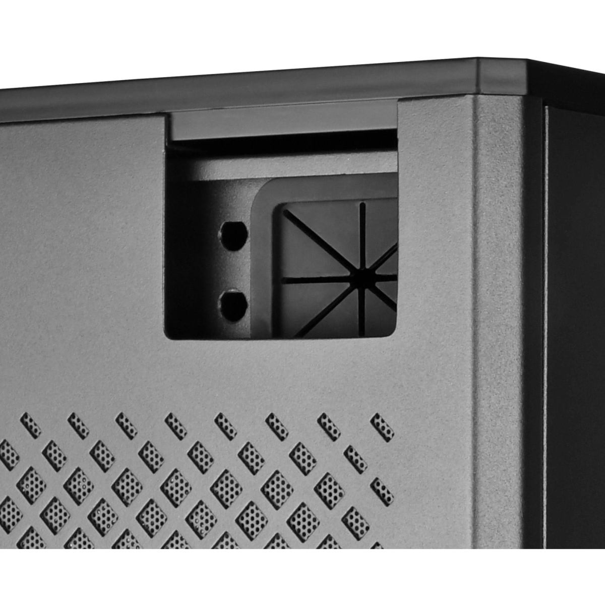 Nahaufnahme eines schwarzen Computergehäuses mit Lüftungslöchern.