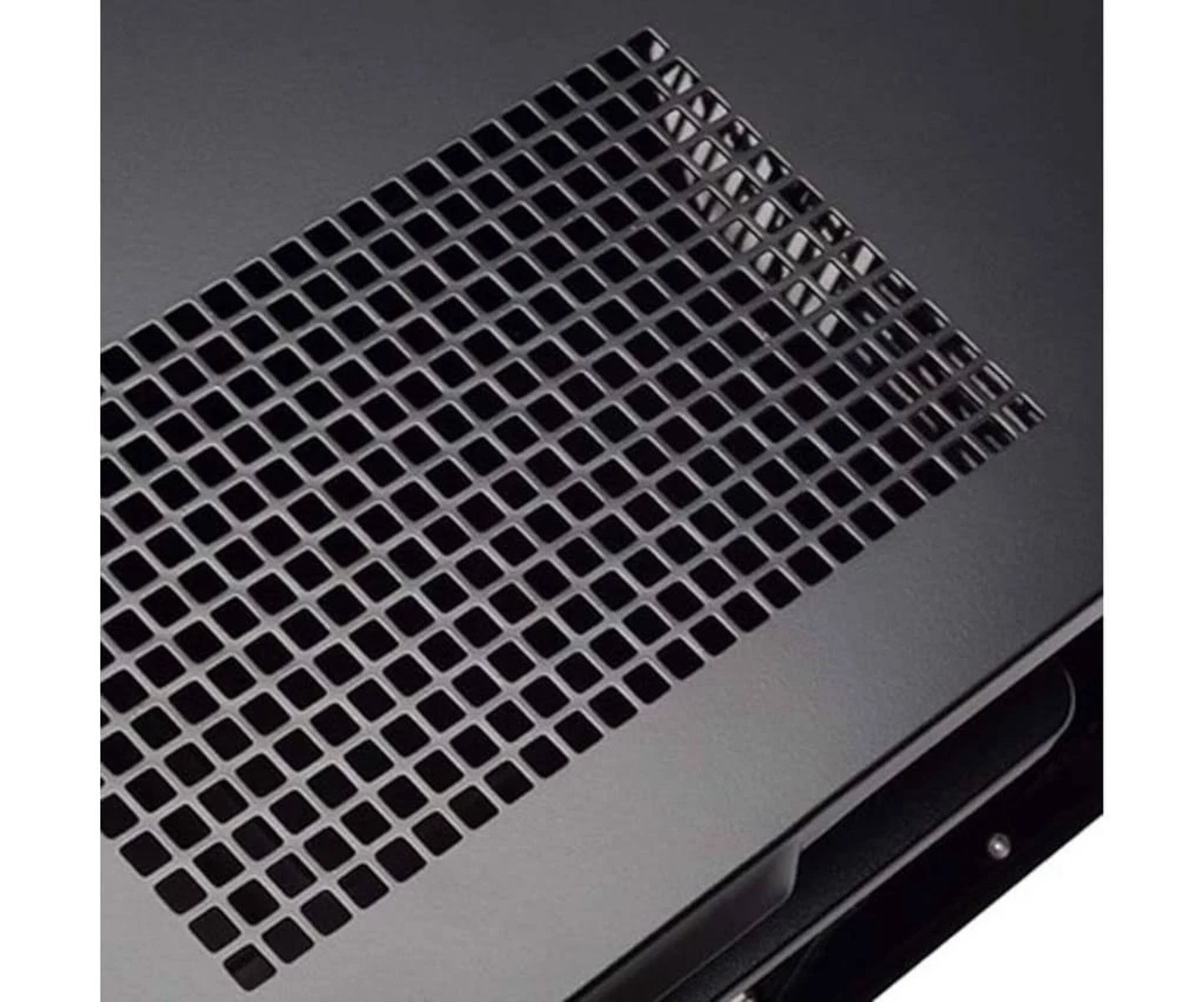 Nahaufnahme der Oberseite eines schwarzen Computergehäuses mit einem Gitter aus kleinen quadratischen Löchern.