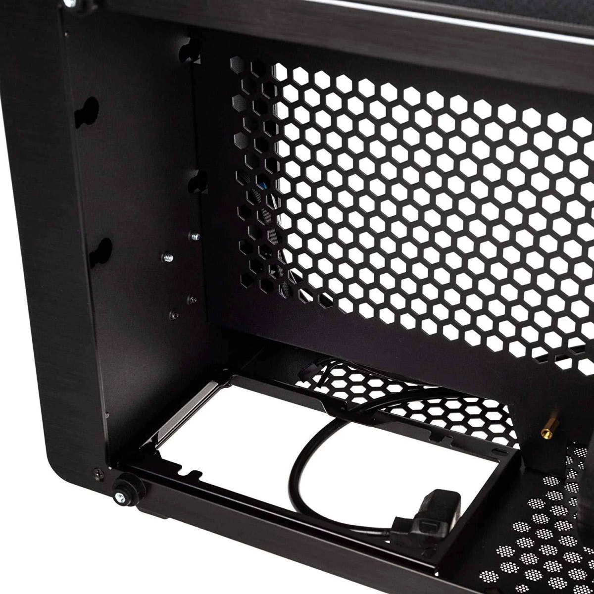 All'interno di un case per computer con cornice nera e motivo a nido d'ape.