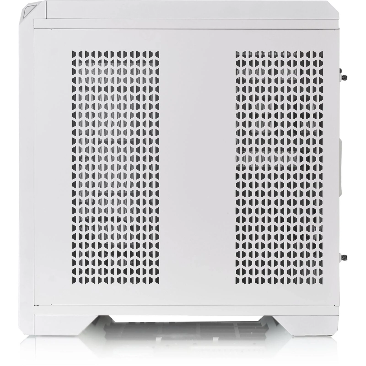 Een witte computerkast met een geperforeerd ontwerp aan de zijkant.