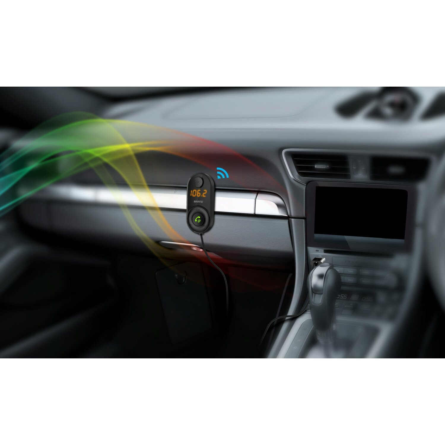Autoinnenraum mit Telefonhalter und Display, das die Radiofrequenz 106,2 anzeigt.