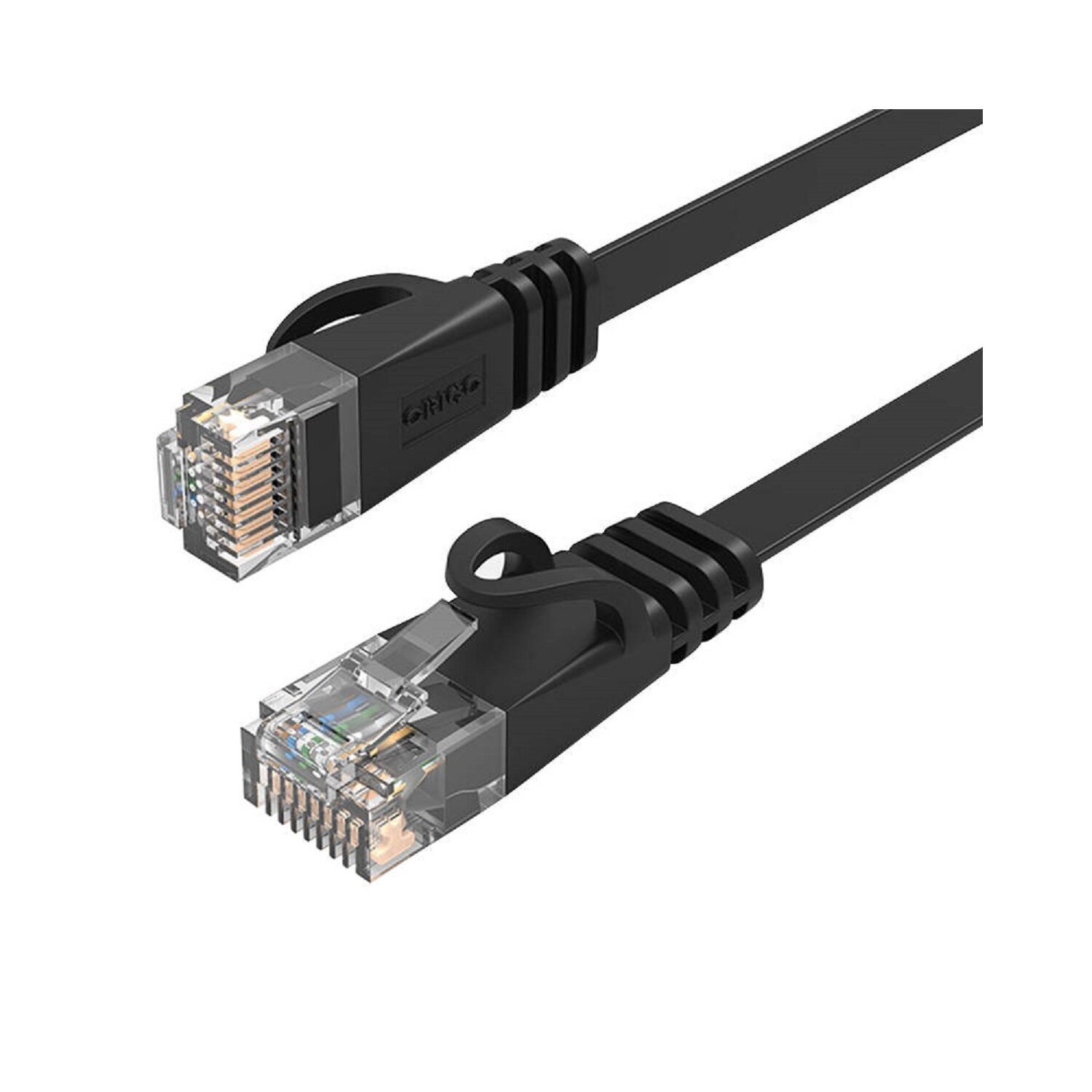 Schwarzes Ethernet-Kabel mit zwei transparenten RJ45-Steckern. Weißer Hintergrund.