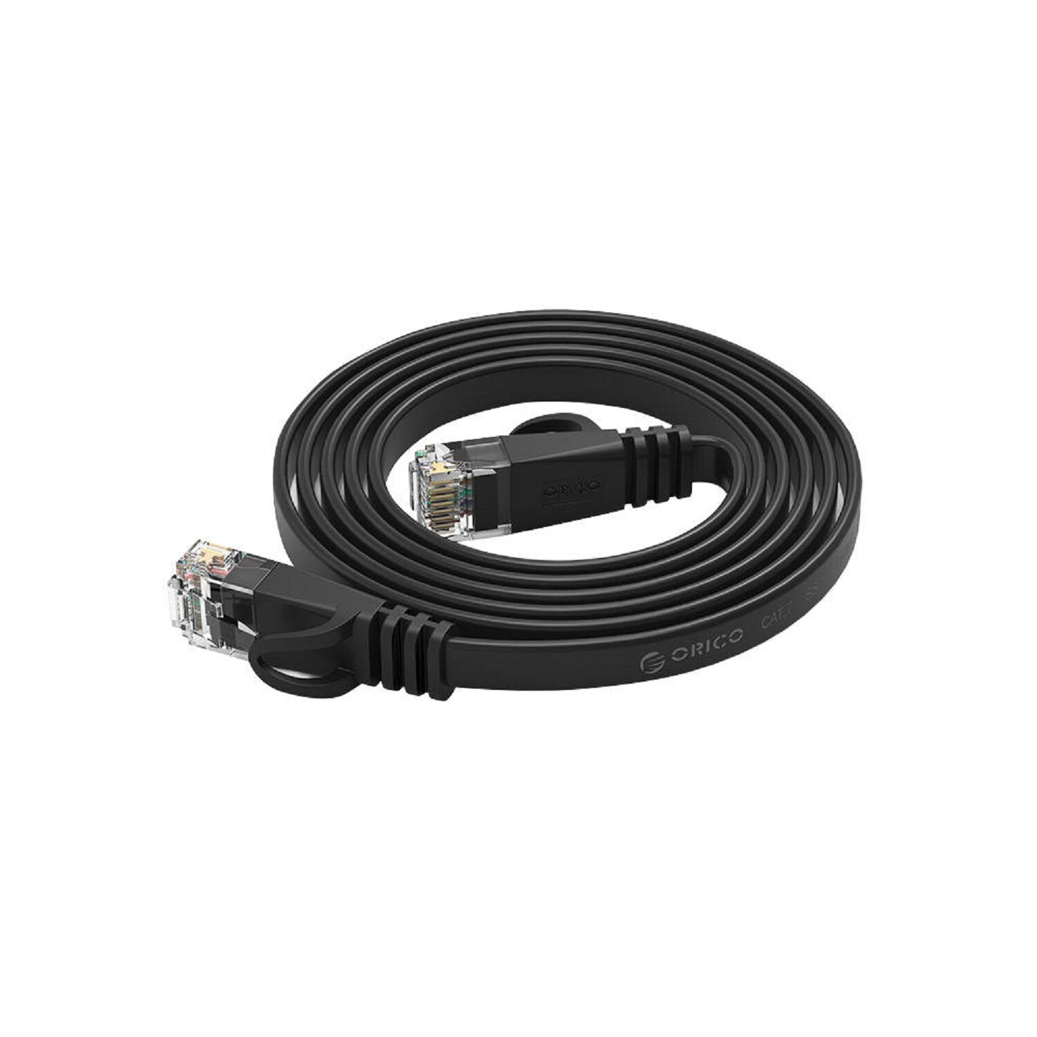 Schwarzes Ethernet-Kabel aufgerollt. Anschlüsse an beiden Enden. Aufschrift: ORICO CAT.5e.