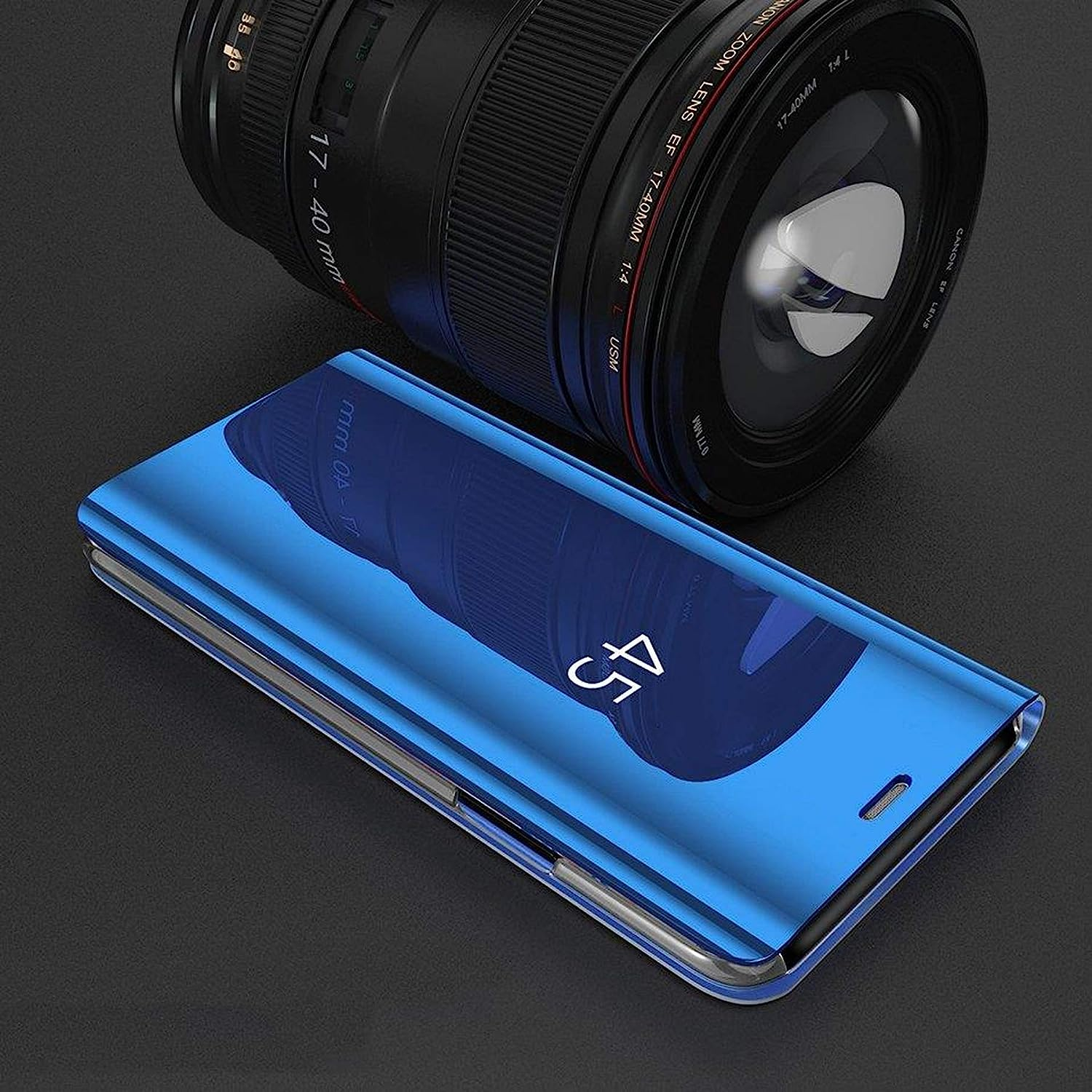 Blaue, reflektierende Handyhülle mit Spiegelfinish. Ein großes Kameraobjektiv ist sichtbar.