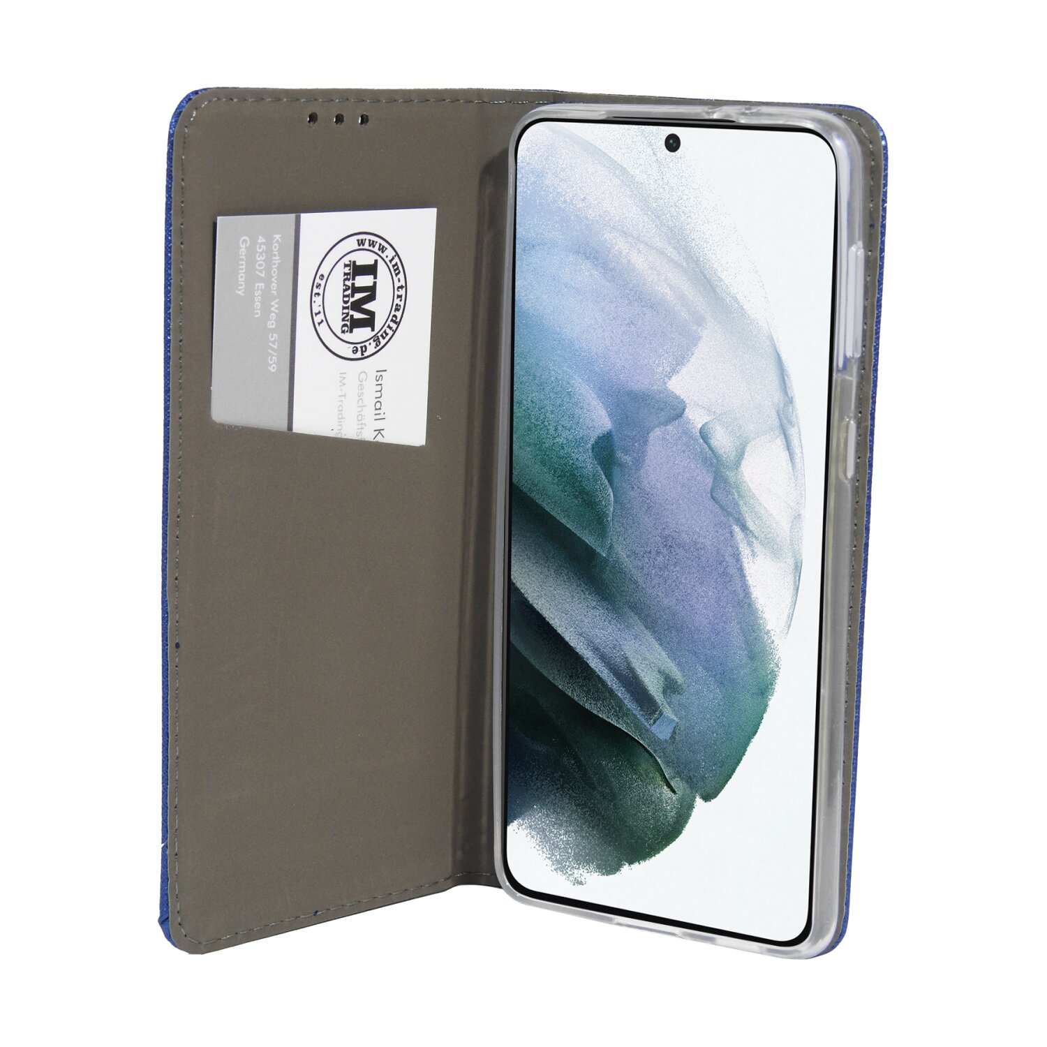Offene blaue Handyhülle mit Telefon und Karte. Weißer Hintergrund.