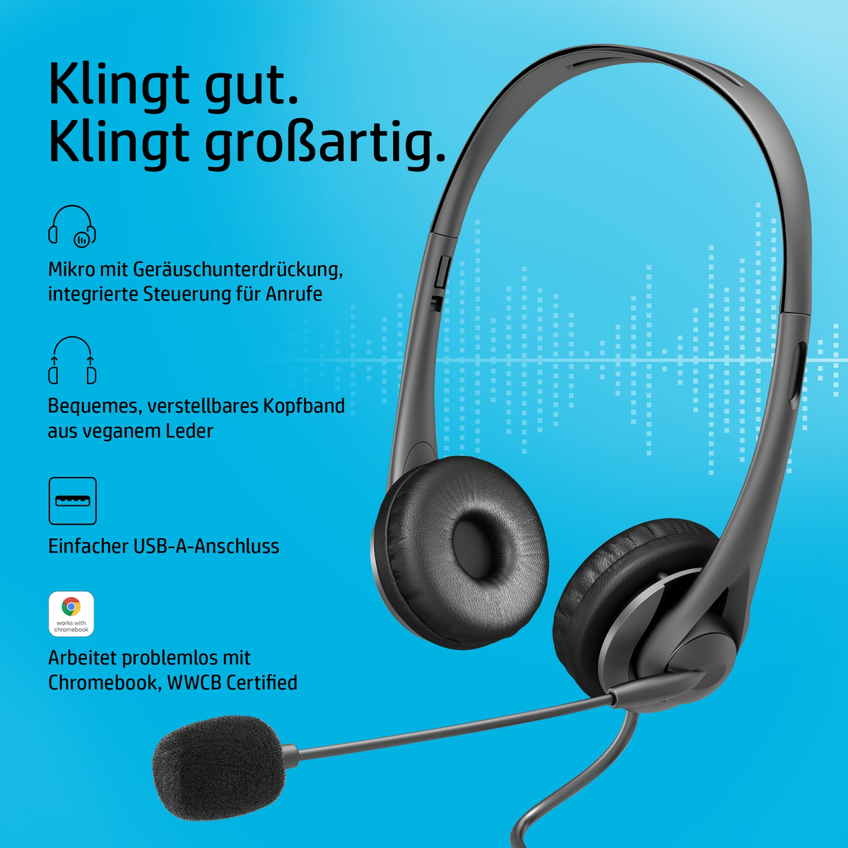 Ein schwarzes und graues Headset mit Mikrofon auf blauem Hintergrund.