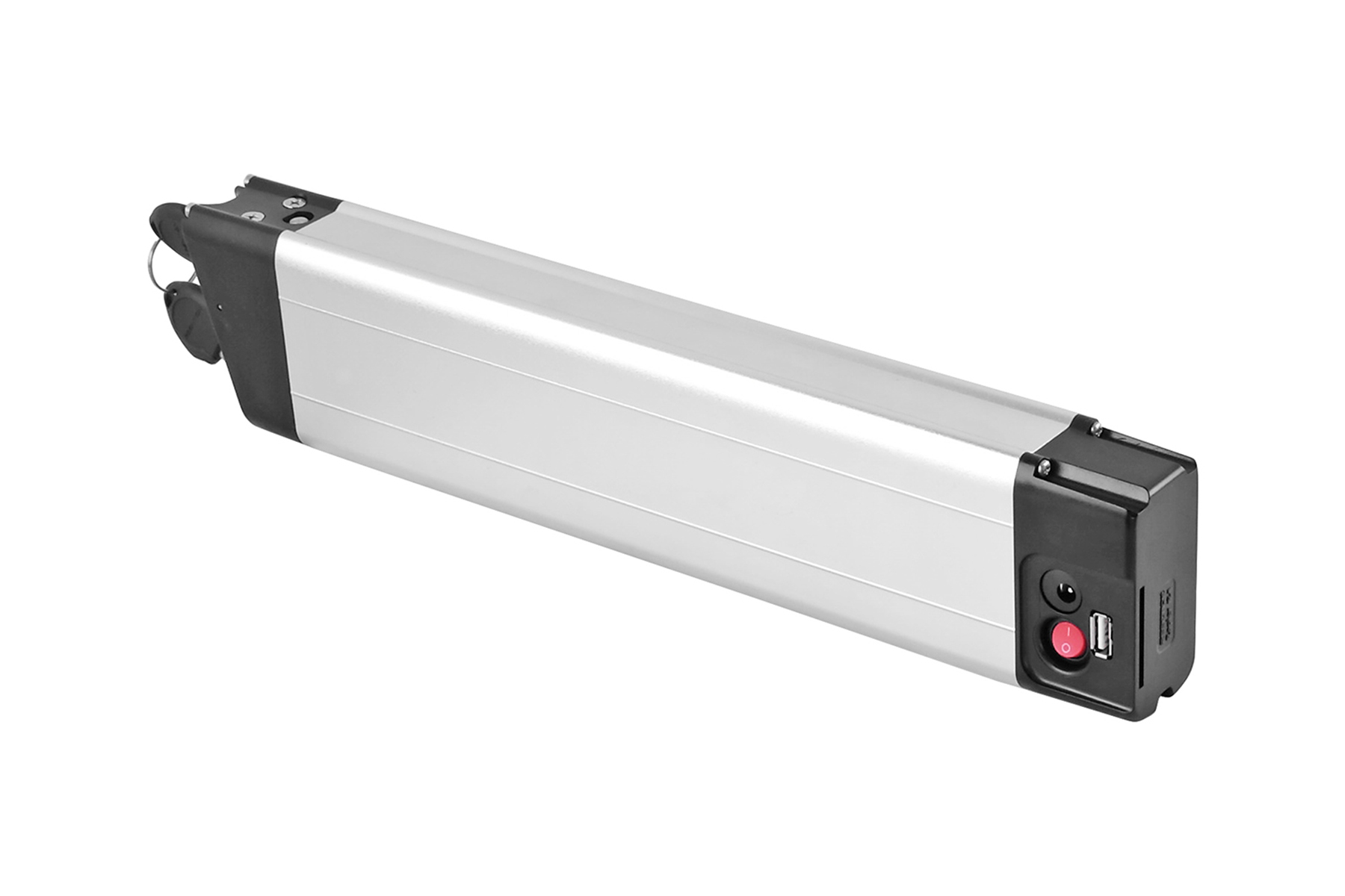 Silber-schwarzer Akku mit USB-Anschluss und rotem Knopf auf weißem Hintergrund.