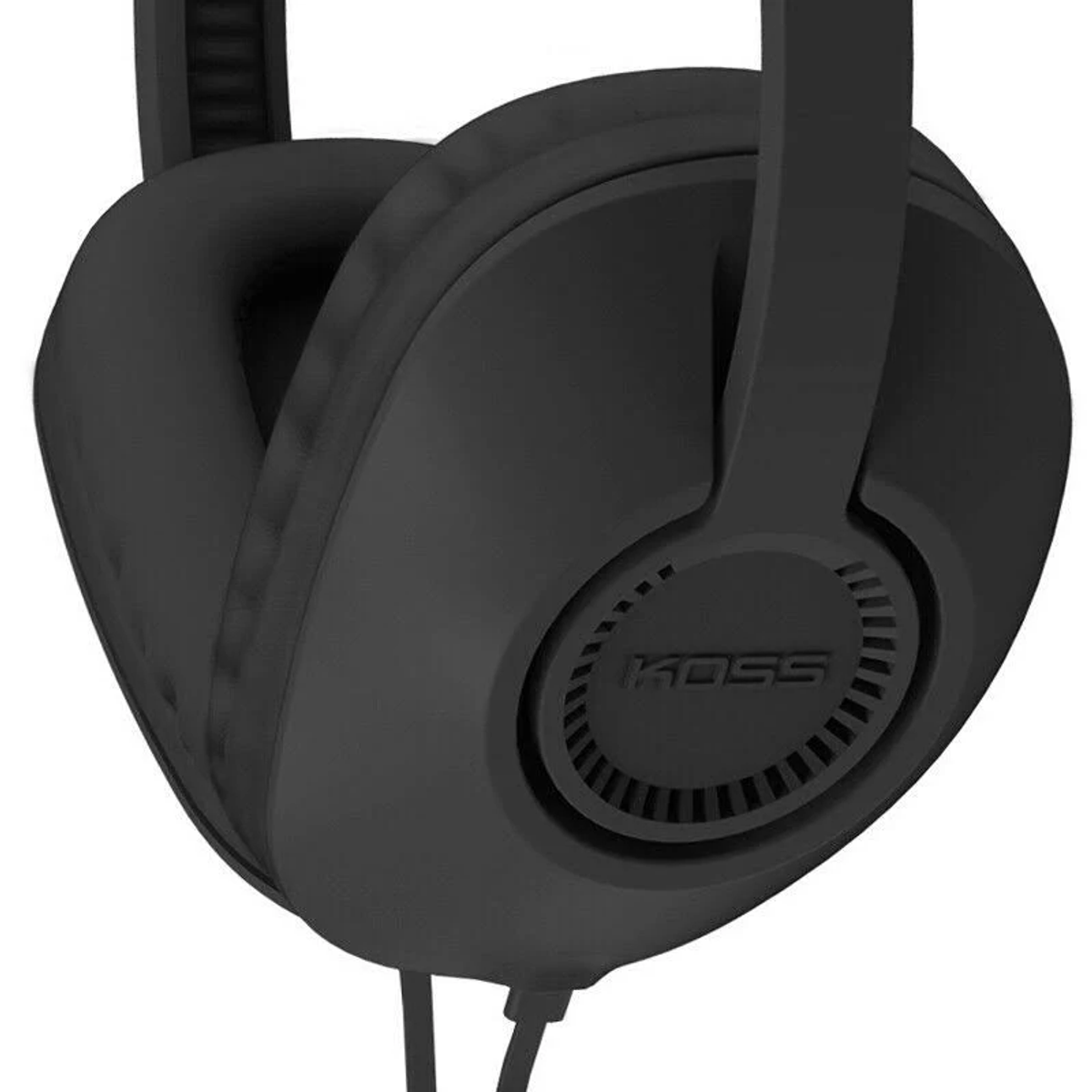 Gros plan sur un casque noir avec le logo KOSS sur l'écouteur. Le casque est sur fond blanc.