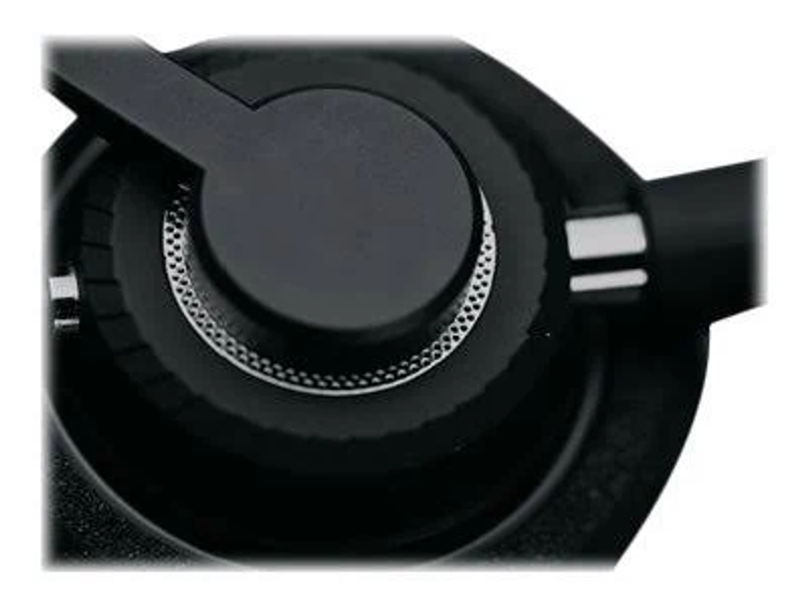 Primo piano di un padiglione auricolare nero. Rete e dettagli argentati visibili. Sfondo nero.
