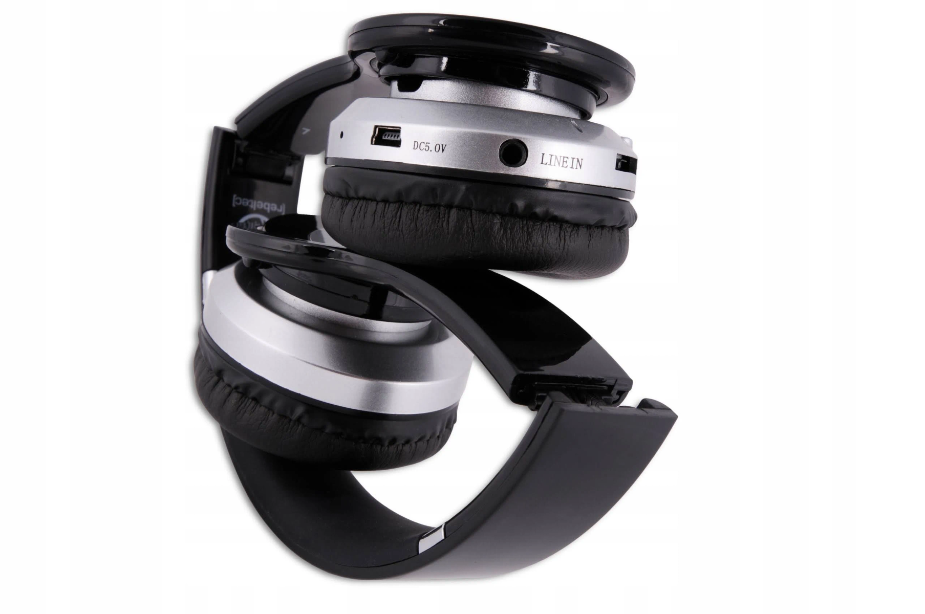 Cuffie nere e argento con ingresso DC e porta line-in visibili.
