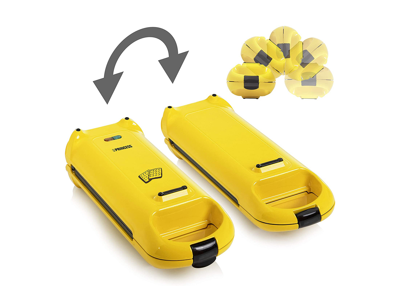 Waffle maker giallo, aperto e chiuso, con freccia rotante. Sfondo bianco.