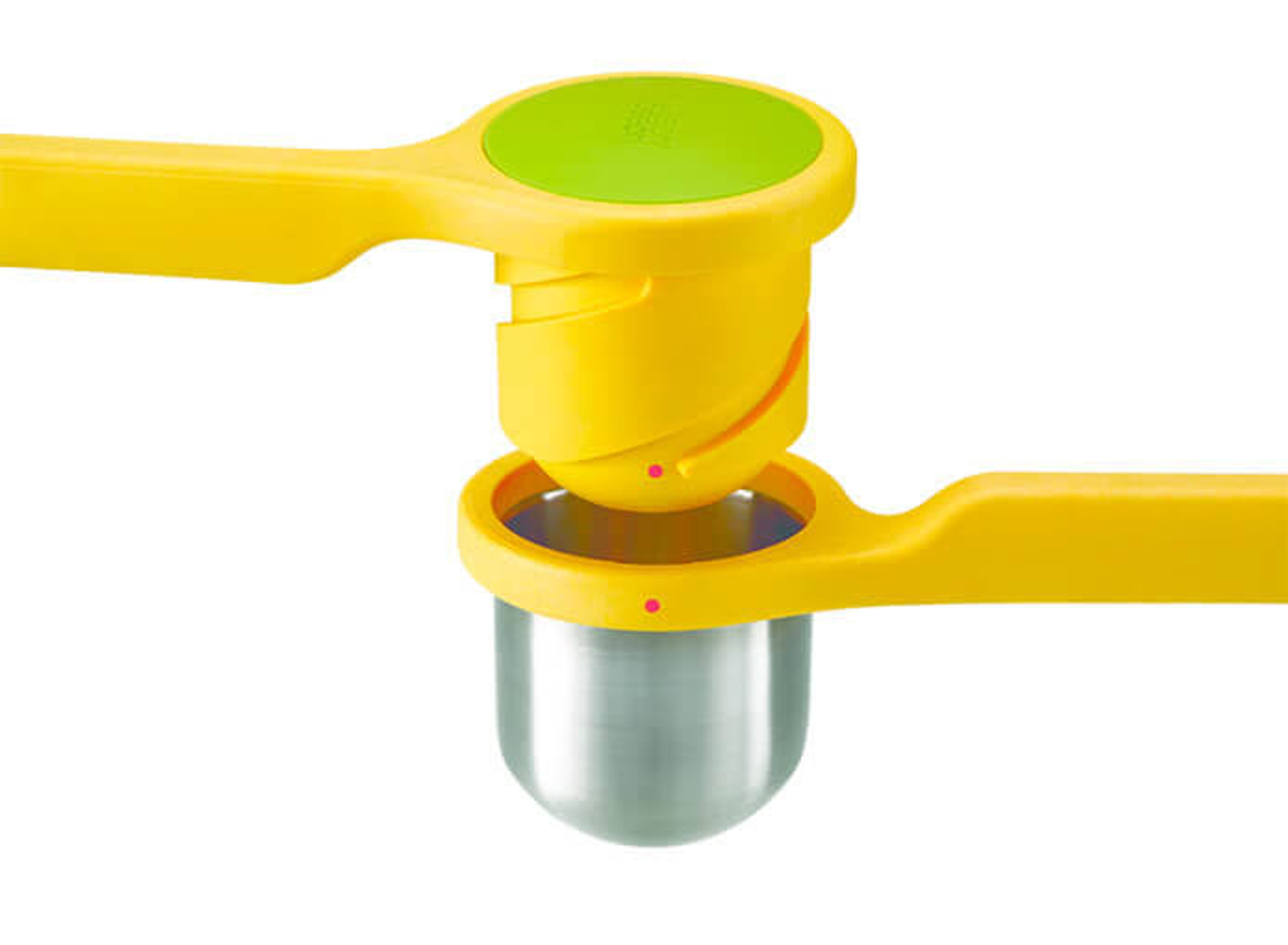 Utensile da cucina giallo e verde. Utensile smontato, con una parte in metallo argentato.