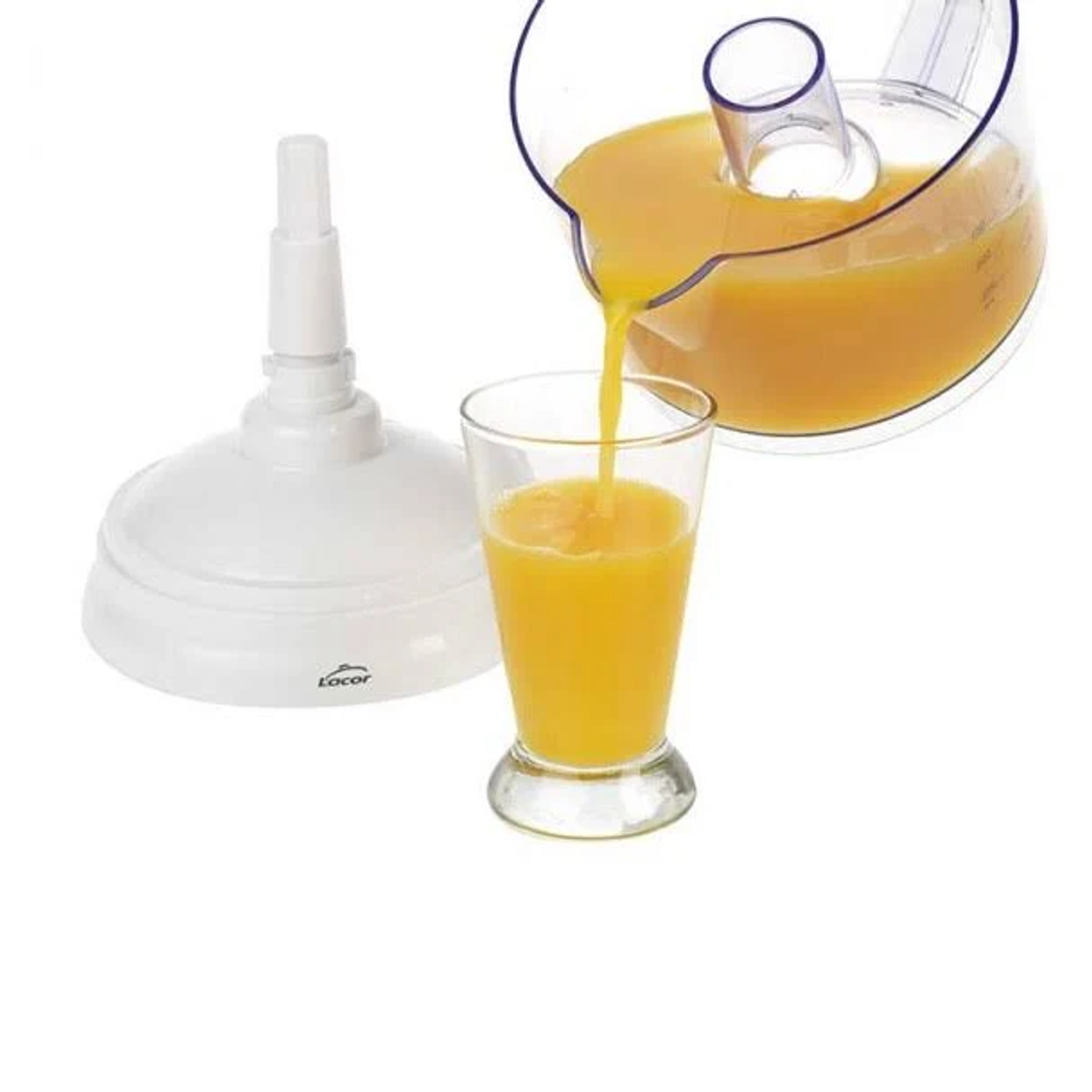 Jugo de naranja vertiéndose de una jarra a un vaso.