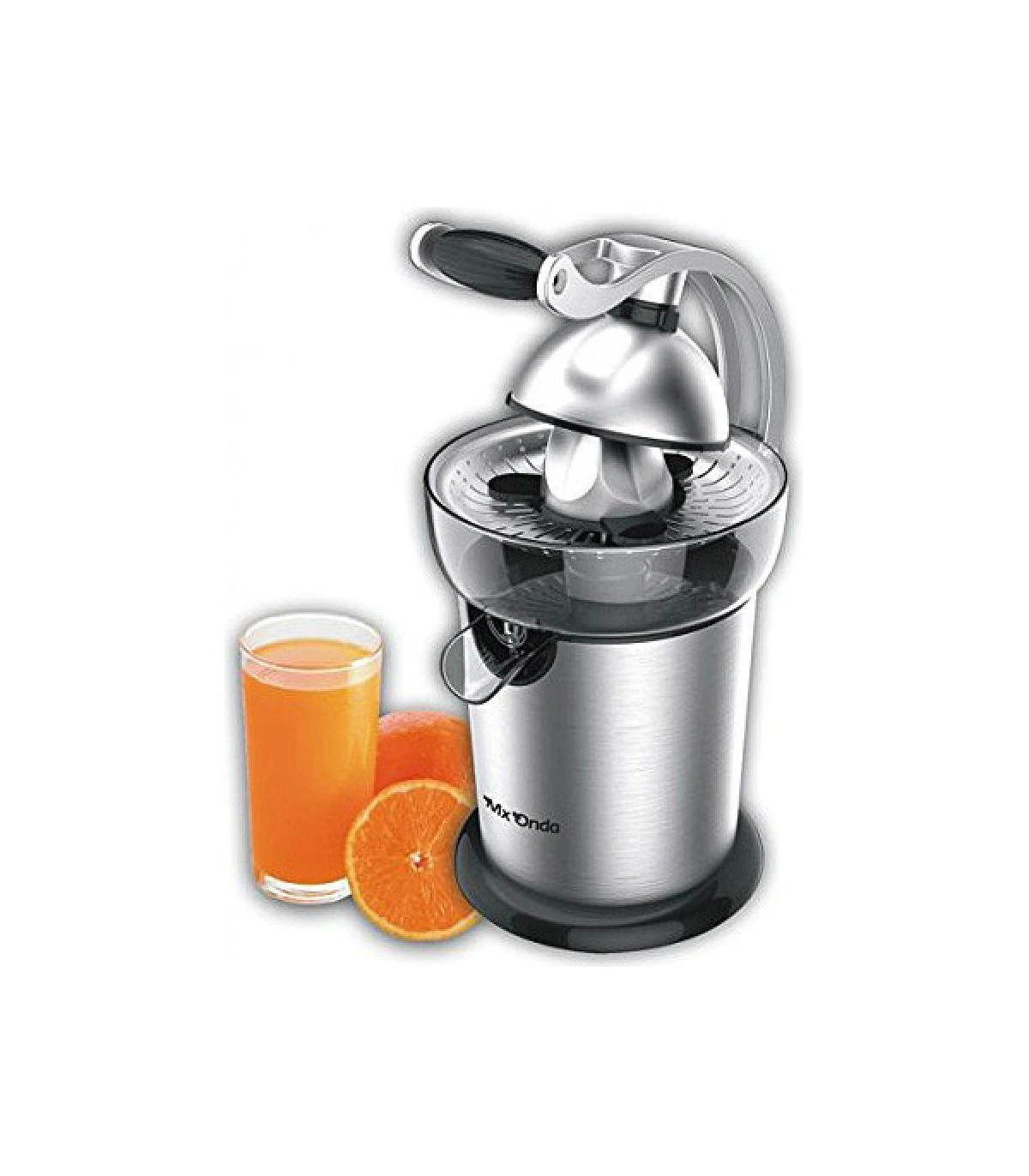 Ein silberner Entsafter mit einem Glas Saft und Orangen daneben. Es ist auf weißem Hintergrund.