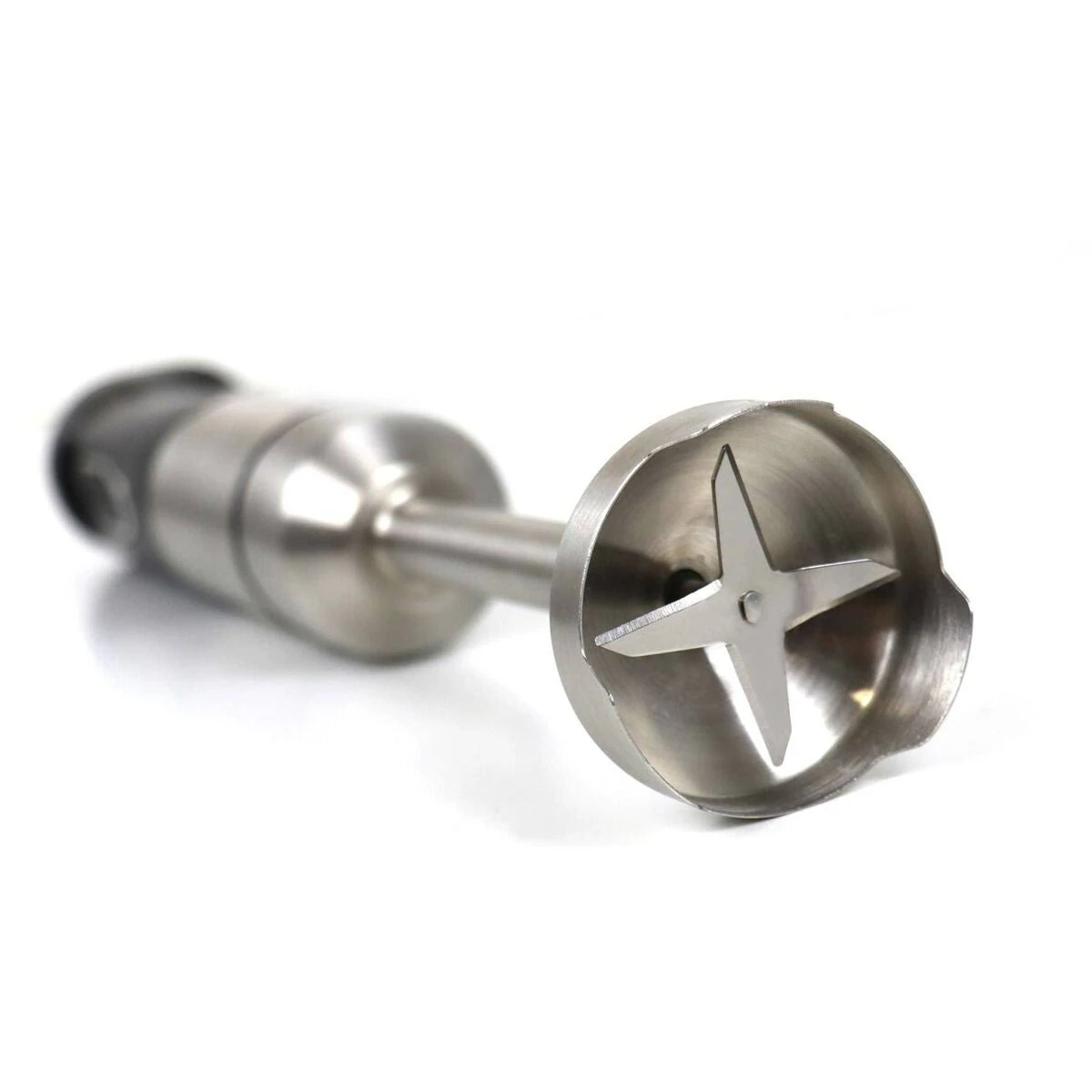 Stalowy blender ręczny na białym tle, ostrza w centrum uwagi.