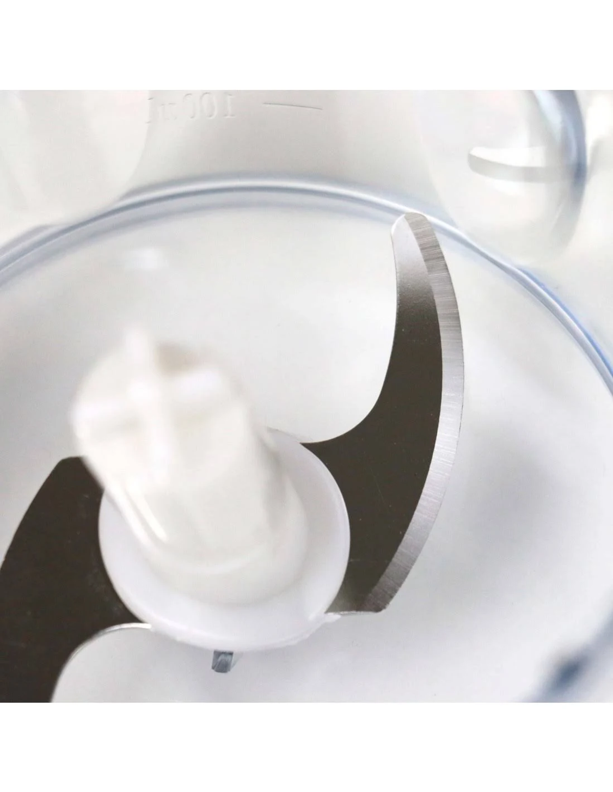 Lame all'interno di un robot da cucina. Una lama in acciaio inossidabile con centro in plastica bianca.